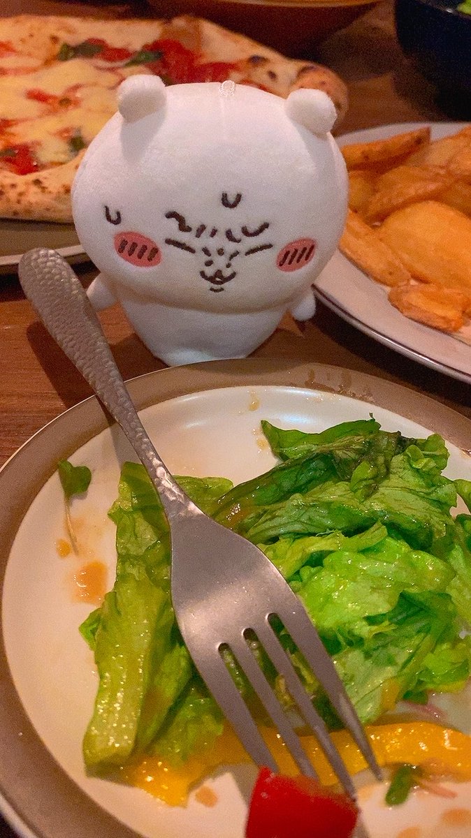 kantikin's tweet photo. ぬい専用のスタンドとか鞄に入れるの
荷物になるじゃろ？👴🏻
お店の使ったお絞り(ナプキン)やレシート、箸入りの紙、なんかいらない紙を折って、ぬいの後ろに置いたら大抵自立します(*•̀ㅂ•́)و✧ https://t.co/zyfovJU7Qe