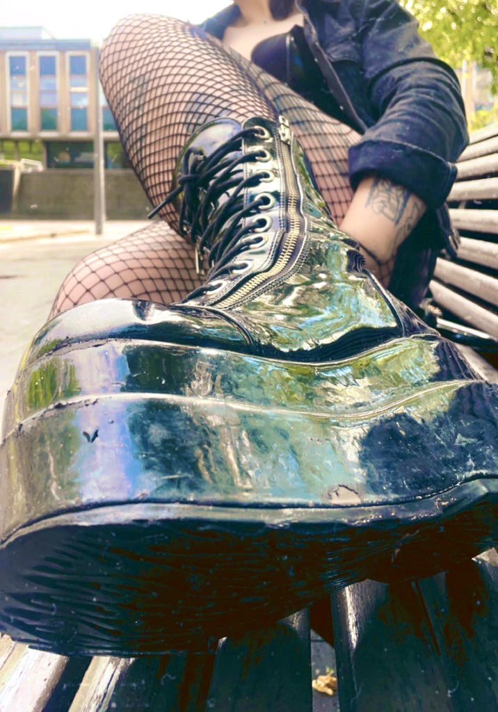 misslucielillie's tweet photo. Open wide, boot bitch. https://t.co/SnktNA0399