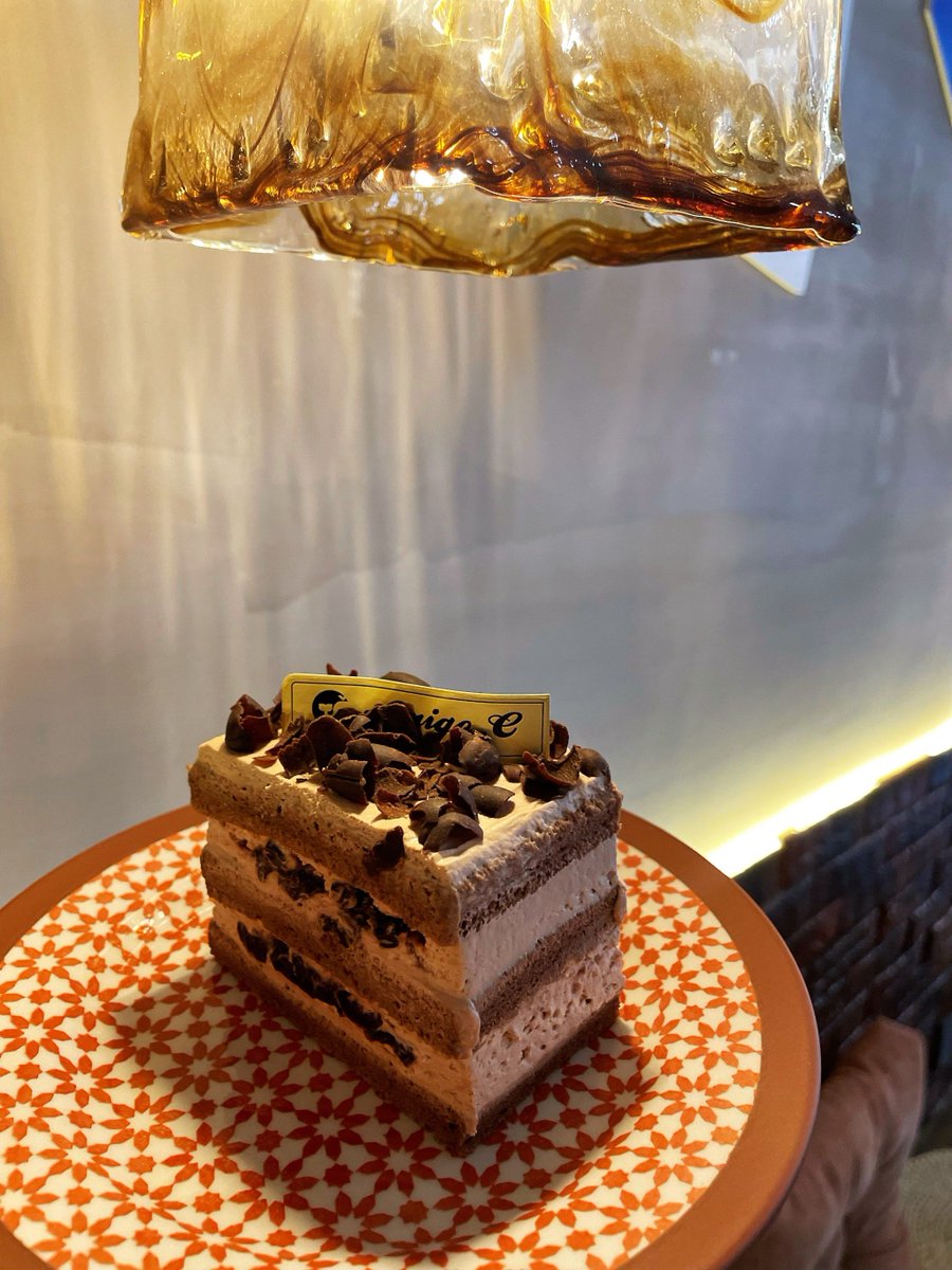 hawbB8zsLNMm9e1's tweet photo. [豪華なカフェでおいしいスイーツを在りがとう、最高の時間！] https://t.co/r6YFboQaGa