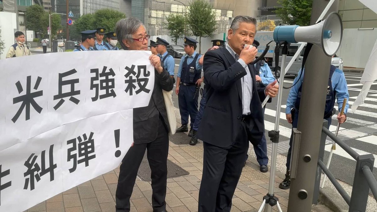 issuikai_jp's tweet photo. 10月13日、一水会有志は、救国ネットワーク、新党やまと・小林興起代表、慶應義塾大学の大西広名誉教授らとともに、沖縄の米兵による強盗殺人事件への怒りの声を米国大使館に叩きつけた。我々の抗議行動はなんら法に抵触してはいないにも関わらず、警官隊がウンカのごとく現れ、警備上の都合を振りかざし、封じ込めを試みてきた。職務としても情けないことに、日本の法規よりも米国大使館前の人払いが上位にあるようだ。 しかし我々は抗議活動を約１時間にわたり貫徹。
事件後、申し訳程度の夜間外出禁止、飲酒制限等で済まそうとする在日米軍の対応を厳しく指弾し、在日米軍の特権化を許さず、日米地位協定の改定、米兵に対する日本法令の適用強化を訴えた。
今こそ、対米自立、主権回復が求められる。