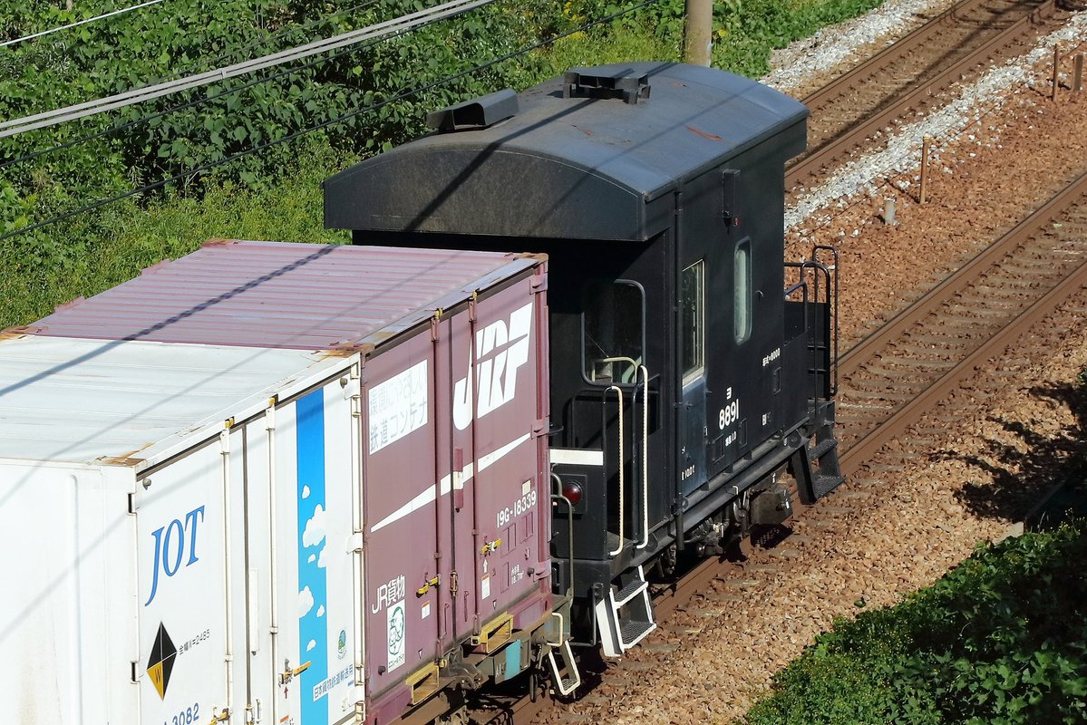 210EP's tweet photo. 10/14の2077レはEF510-503(ムド無し)❗️

西からの強い風とともに、天気も一気に回復した今日は、EF510-503号機が登板した2077列車です。(ヨ8891連結)
また、Twilight Express『瑞風』も周遊コースへと下りました。
最後は、本日行われている、県指定重要無形民族文化財の『大塩天満宮の毛獅子』です。 https://t.co/t8t6AHb2G8