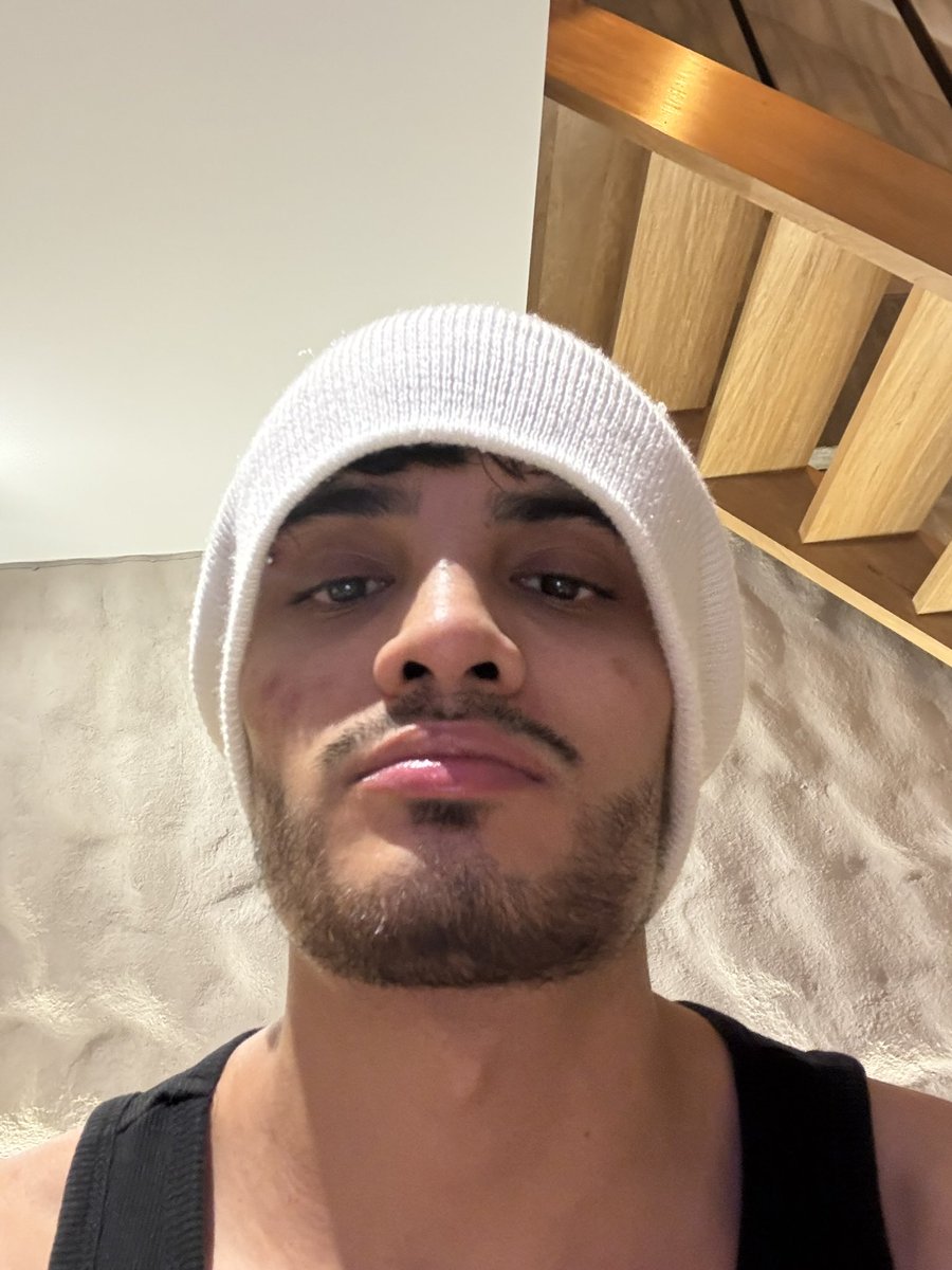 hotbronormal's tweet photo. Quiero un besito en la boca 😳 https://t.co/luRU6sZN9v