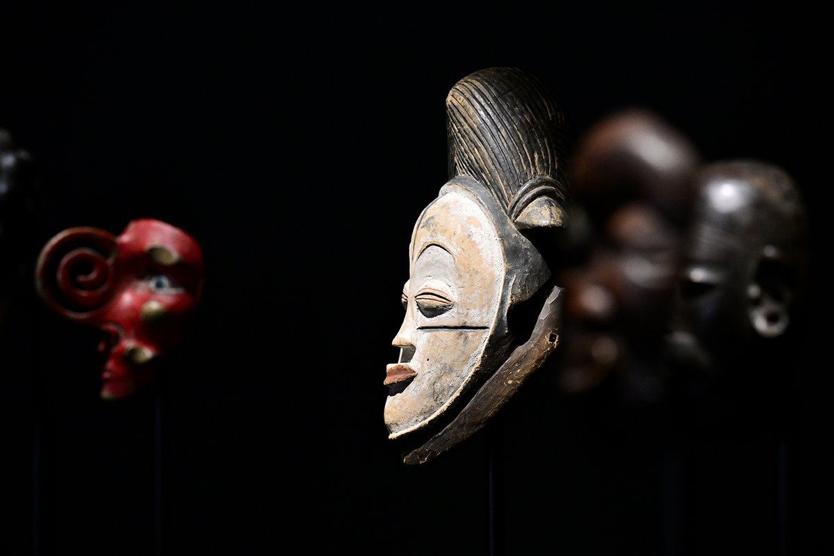 quaibranly's tweet photo. 🎭 Les voix des masques !

Chez les Premières Nations de la côte nord-ouest, les masques donnent forme aux croyances, aux histoires et aux valeurs des communautés. 🌎

Découvrez leurs voix dans l'#ExpoPremièresNations au #quaiBranly !

ℹ️👉️ https://t.co/vGg4rhZ9gI https://t.co/tiEP95anfs