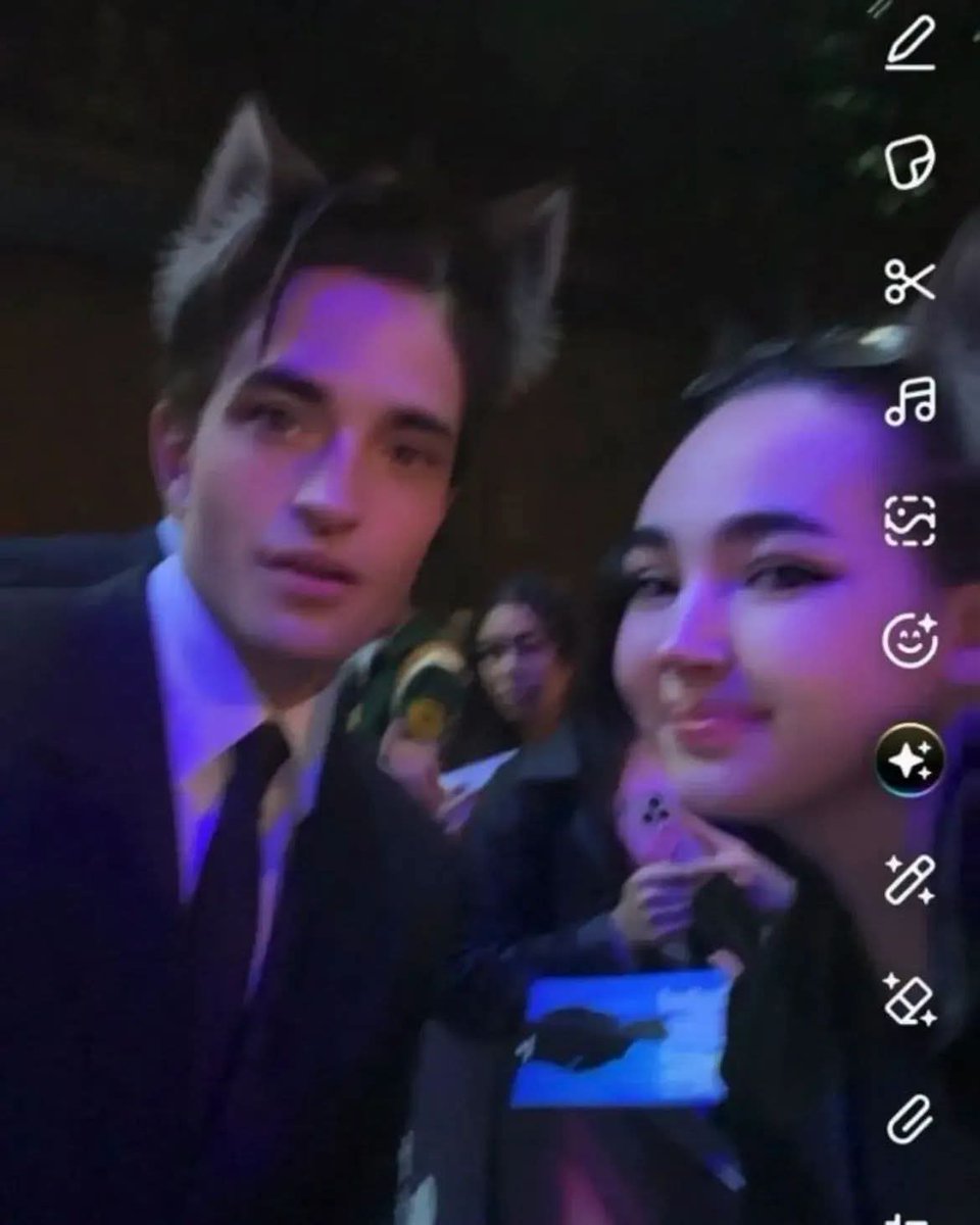 COTM_2's tweet photo. Acaban de tomarle otra selfie con filtro a Robert Pattinson https://t.co/Smwap0kSlf