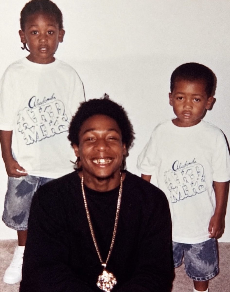 metrofive5's tweet photo. They grew up and now they all look like triplet 🥹🖤✨ https://t.co/i3mAjS7b6l
