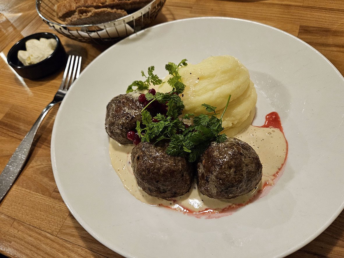 lifte_official's tweet photo. 🇫🇮【 #北欧写真 】

ヘルシンキで伝統料理を楽しむならぜひ「KUUKUU（クークー）」へ🍴

1990年から地元で愛される老舗ビストロ。 #フィンランド の伝統料理をモダンにアレンジしたメニューが楽しめます😊

木の温もりを感じる落ち着いた店内は、ゆっくり食事を楽しめる居心地のよさも魅力です✨ https://t.co/rwa5BjTorN