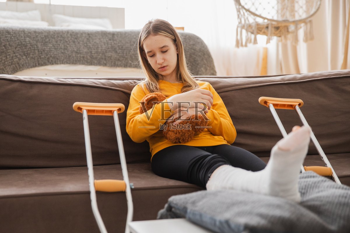 pablison_junior's tweet photo. [Female, lame, bandaged, chatting, laughing] these unexpected bits add tiny yet vivid touches to daily life. https://t.co/CXjhHAuZeo