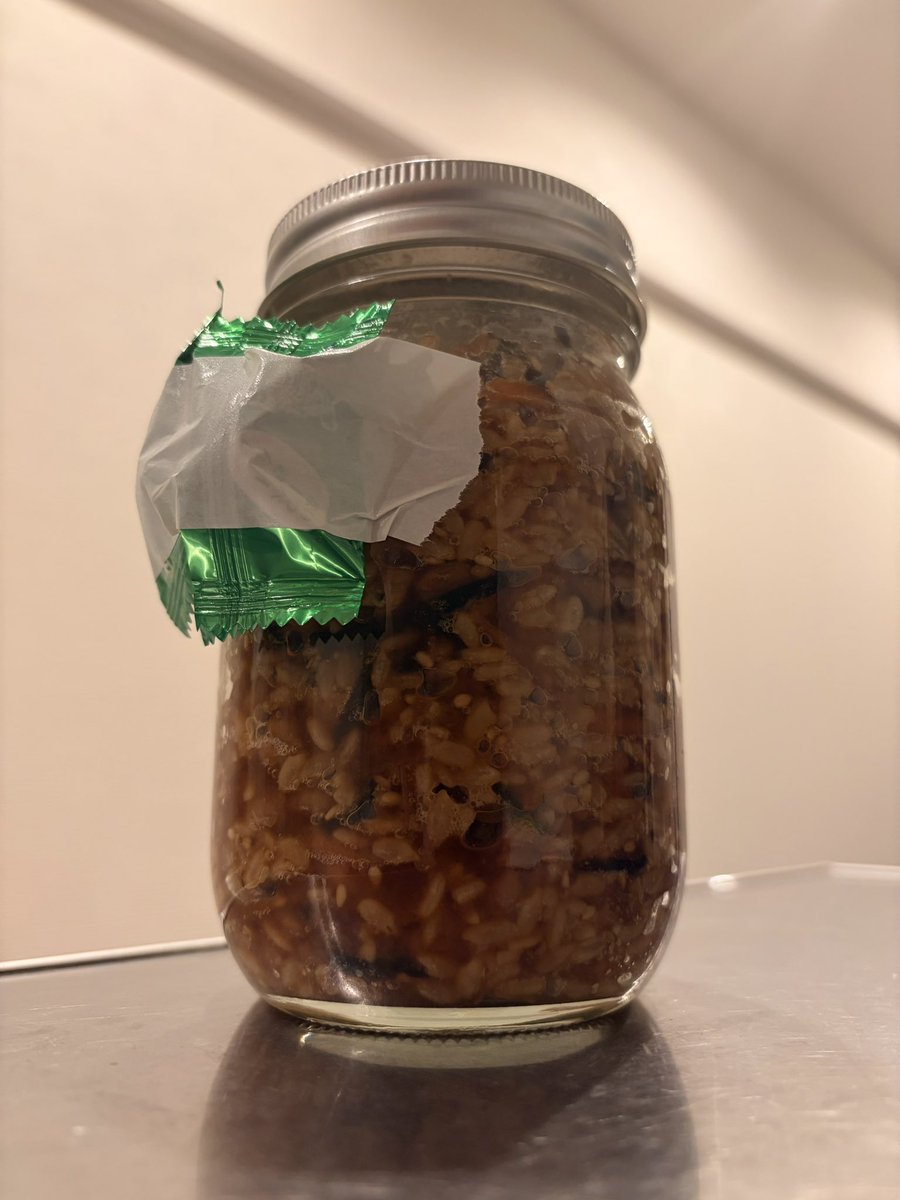 todonotsumari8's tweet photo. これが米ちゃんにもらった納豆麹だっ！(シークヮーサーの飴ちゃん付き)

美味しすぎてペロリと完食…笑

てんしん https://t.co/3rOEV4bUQD