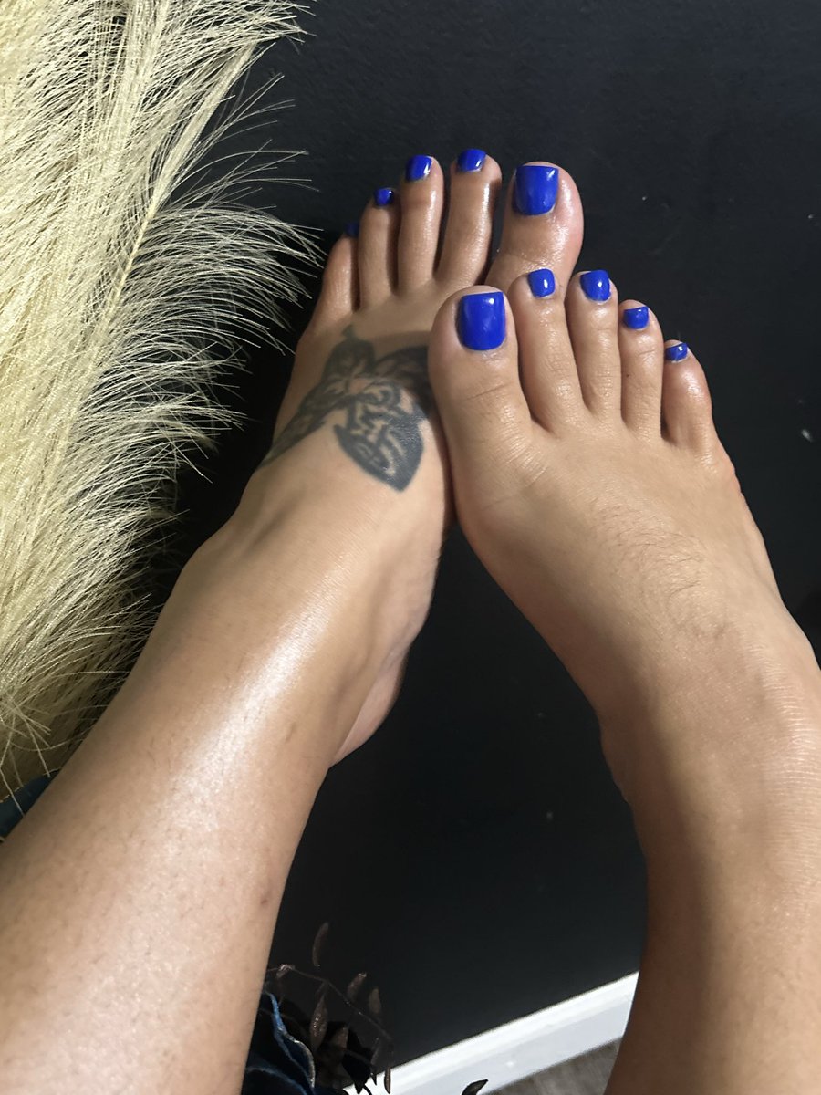 FeetUrWeakness's tweet photo. #Paypig #prettytoes #oiledfeet #footfetish #pedicure #toes #bluepolish #prettyfeet https://t.co/MhzZN9juMN