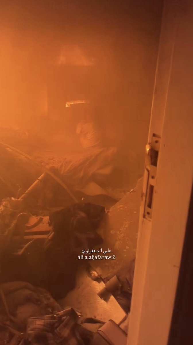 yousefaldomouky's tweet photo. "فيه أطفال بيصرخوا عايشين"!
في تلك الليلة التي احتضنتم بها أطفالكم، أودعتموهم أسرتهم، دفأتموهم بينكم، وعدتموهم بصباحٍ مليء بالصفوف وقليل من الحلوى، كانت هذه الصغيرة، جالسة بين تلكم النيران، بعد قصف لبيتها، تبكي بحرقة بين هذا الجحيم، وبعد دقائق من تلك المحرقة.
..
أتخيل عندما يجلس الطفل على حافة السرير بوضعيتها هذه، يريد أن يشرب، يريد أن يعانق، لكن يريد أن يبقى على قيد الحياة؟ فهذه جديدة، ولا جديد في غزة، كان المصور للمشهد هو المنقذ، علي الجعفراوي، ولنعم إرث صالح ولنعم شسع نعله، اقتحم الحريق واستنقذها ثم أغشي عليه.
..
أتخيل تلك اللحظات التي لا ترى، وقد رأينا منها لحظات من بين سنوات، كيف مات الأطفال وهم يشاهدون مصرعهم؟ كم منهم استيقظ على حواف الأسرَّة ثم ودعوا الدنيا شهودًا على ظلماتها وحرارتها وبرودها؟ هنا لولا الله ثم علي لما نجت الطفلة! ف��يف بمن احترقوا في صمت؟
..
يا أمة رسول الله! يا خير أمة مصداقًا لكتاب الله! والله إنا لموقوفون ولمسؤولون! والله إنه لواقع، ما له من دافع، فلا تسألوا المسؤولين أمثالكم، بل ابحثوا بأنفسكم ولأنفسكم عن إجابة تنجون بها من حريق ليس له من دون الله كاشفة!