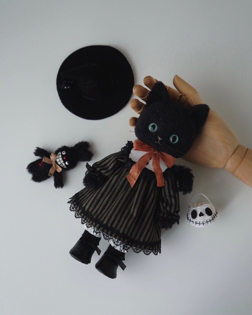 parico222's tweet photo. ⚮̈

お気に入りの黒うさちゃんと𓂃👻🎃

明日ヤフオク出品予定です❤︎

※この子は首のみジョイントで、足は固定してます

#猫のきせかえぬいぐるみ #Halloween2026
#handmade https://t.co/b386gZWPPw