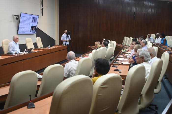 AguadaSalud's tweet photo. El Primer Secretario del Comité Central del Partido Comunista y Presidente de la República, Miguel Díaz-Canel Bermúdez, celebró un nuevo encuentro con expertos y científicos sobre temas de salud #CubaEsSalud https://t.co/1OKL0APXjp