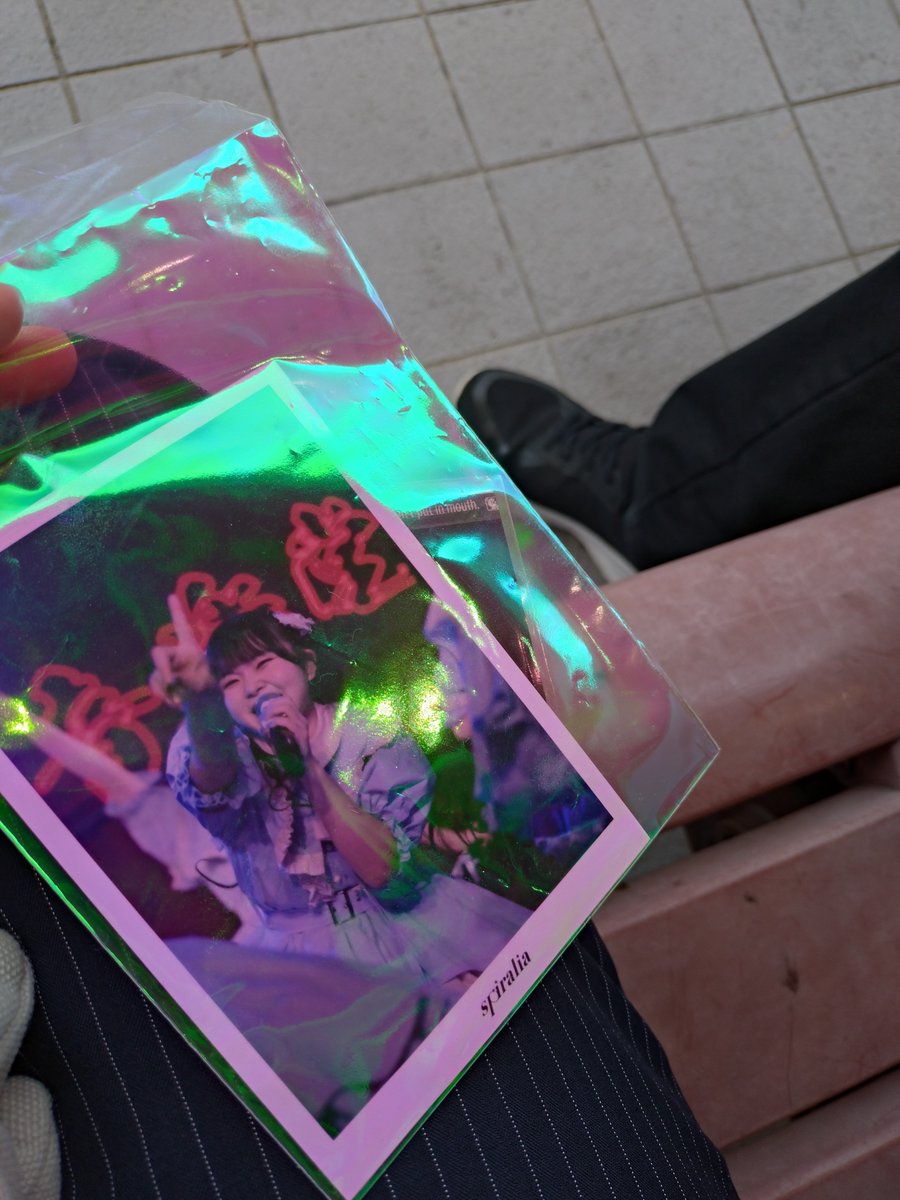 hana_shio_09's tweet photo. 【〜しいちゃんNEWS〜】
譲っていただいだ、写真とチェキを
親友ちゃんに譲渡しました🎉
いつか親友ちゃんがspiraliaの現場に
行くときは相棒になっていること
でしょう☺
#ねいねい諸々みて
#Lian https://t.co/mUDwkdrnIP