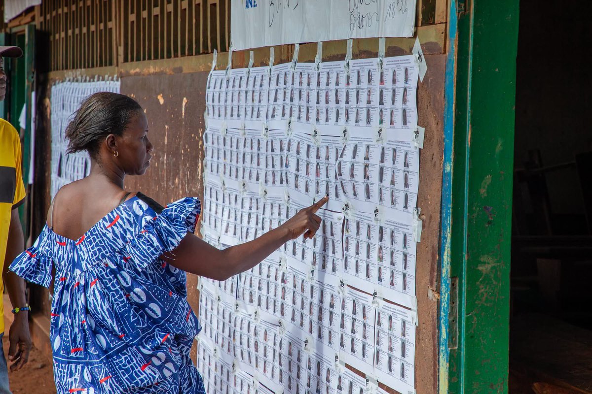 UN_CAR's tweet photo. #Photodujour  | En #RCA🇨🇫 , les #femmes ont participé au cycle électoral 2025-2026 avec un taux d’inscription sur les listes électorales quasiment égal à celui des hommes. Si des obstacles subsistent encore au stade des candidatures et de l’accès aux mandats électifs, en particulier dans les scrutins uninominaux, l’exemple de la localité de Mbollo-Kpata, dans la préfecture de la Bamingui-Bangoran au nord-est du pays, montre que les mécanismes de parité peuvent produire des résultats concrets. Le conseil municipal nouvellement élu y est composé à parts égales de femmes et d’hommes, illustrant le potentiel d’une gouvernance locale plus inclusive et représentative. 
#GenderEquality