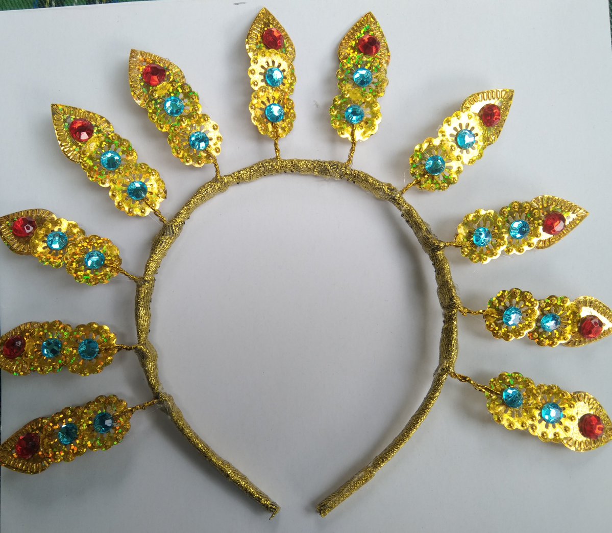 iny_zhao's tweet photo. ✨ Mahkota Bando Nagin Adat Sulawesi ✨

Bando cantik berhias permata warna-warni, cocok untuk karnaval, fashion show, pentas seni, dan acara adat. 💖

📏 Panjang 37 cm | Lebar 5 mm 🌈 Aneka warna permata

Yuk, pilih warna favoritmu! 🛍️

https://t.co/eGZakcrFFC https://t.co/XRHvUEuGt0