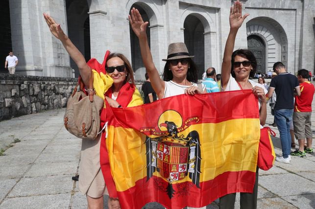 martatrenzano's tweet photo. ¡QUEREMOS RECUPERAR NUESTROS DERECHOS DEL FRANQUISMO!

1. ¡Queremos volver a necesitar el permiso de nuestros maridos para trabajar!

2. ¡Exigimos que nuestros maridos decidan si podemos abrir una cuenta bancaria!

3. ¡Reivindicamos no poder firmar contratos sin autorización de nuestros maridos!

4. ¡Queremos que nuestros maridos administren nuestro dinero y nuestros bienes!

5. ¡Exigimos que sea nuestro marido quien decida dónde tenemos que vivir!

6. ¡Queremos volver a necesitar permiso para vender nuestros propios bienes!

7. ¡Reivindicamos tener que abandonar nuestro empleo cuando nos casemos!

8. ¡Exigimos que se nos vuelva a prohibir el acceso a determinadas profesiones!

9. ¡Queremos que ser juezas o fiscales vuelva a estar fuera de nuestro alcance!

10. ¡Reivindicamos cobrar menos que los hombres por realizar el mismo trabajo!

11. ¡Queremos que nuestro futuro profesional dependa de nuestra situación matrimonial!

12. ¡Exigimos que el marido vuelva a ser la autoridad legal dentro del matrimonio!

13. ¡Queremos que se vuelva a prohibir el divorcio!

14. ¡Reivindicamos no poder volver a casarnos aunque nuestro matrimonio haya fracasado!

15. ¡Exigimos que el adulterio femenino vuelva a ser delito!

16. ¡Queremos que las infidelidades de nuestros maridos reciban un trato penal más favorable que las nuestras!

17. ¡Reivindicamos que los padres tengan más autoridad legal que las madres sobre nuestros hijos!

18. ¡Queremos que nuestros hijos nacidos fuera del matrimonio tengan menos derechos!

19. ¡Exigimos que se vuelva a castigar penalmente la difusión y venta de anticonceptivos!

20. ¡Queremos que el aborto vuelva a estar penalizado!

21. ¡Reivindicamos que nuestra sexualidad esté sometida a la moral oficial!

22. ¡Exigimos que ser madre soltera vuelva a ser motivo de vergüenza pública!

23. ¡Queremos que se nos eduque para ser buenas esposas y amas de casa!

24. ¡Reivindicamos que las niñas vuelvan a estudiar separadas de los niños!

25. ¡Exigimos que la educación de nuestras hijas se centre en aprender a cocinar, coser y cuidar del hogar!

26. ¡Queremos recuperar el Servicio Social obligatorio de la Sección Femenina!

27. ¡Reivindicamos que se nos enseñe que nuestra principal misión es servir a nuestros maridos!

28. ¡Queremos que la Iglesia vuelva a determinar las normas morales de nuestra vida íntima!

29. ¡Exigimos que se censure cualquier contenido que cuestione el papel tradicional de la mujer!

30. ¡Reivindicamos que nuestra independencia económica vuelva a depender de la voluntad de un hombre!

31. ¡Queremos que se nos juzgue socialmente por nuestra ropa, nuestra sexualidad y nuestra vida privada!

32. ¡Exigimos que las mujeres que no quieran casarse ni tener hijos vuelvan a ser consideradas una anomalía social!

33. ¡Queremos que nuestra obediencia sea más importante que nuestra libertad!

34. ¡Reivindicamos que nuestro lugar vuelva a estar en casa, cuidando del marido y de los hijos!

35. ¡Exigimos que nuestros derechos vuelvan a depender de nuestro estado civil!

¡PORQUE NO QUEREMOS DECIDIR SOBRE NUESTRAS VIDAS! ¡QUEREMOS QUE DECIDAN POR NOSOTRAS!
