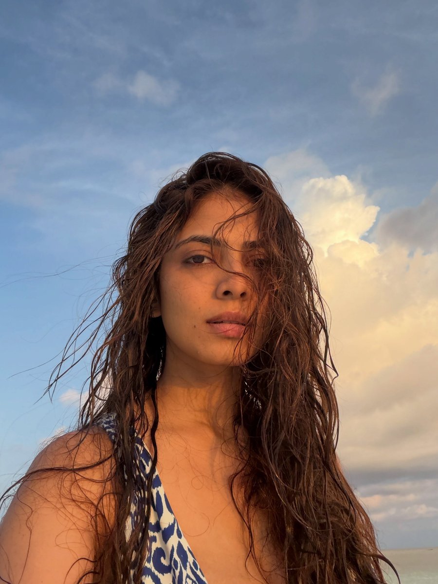 Indgirls_'s tweet photo. Golden hour by the shore. Love how raw and effortlessly natural #MalavikaMohanan makes beach vibes look.

Beach strolls or ocean swims—what's your pick? https://t.co/TOLnsnmDu3