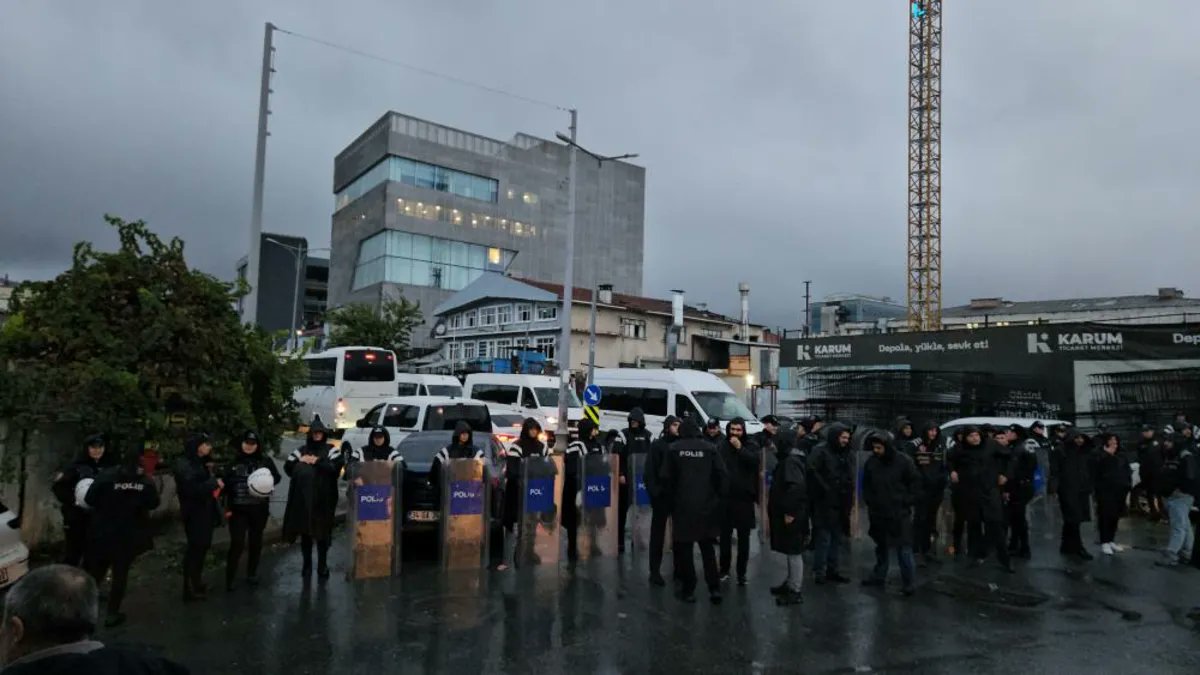 ahaber's tweet photo. 30 Milyarlık Para Trafiği!

Firari Cafer Mahiroğlu'nun başında olduğu rüşvet çarkı deşifre oldu 

- 11 şüpheli yakalandı, Halk TV dahil bağlantılı şirketlere kayyum atandı 
- Ayrıntılar https://t.co/8CmQOVkHCr'de
https://t.co/EKe4ZpAWhG https://t.co/v9BSa6zP5Z