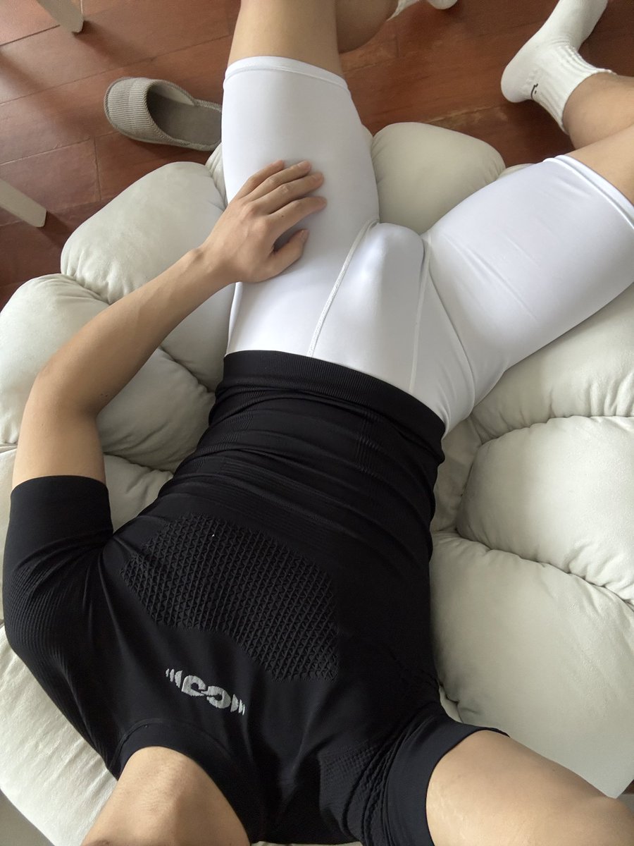 milkbee521's tweet photo. 这个沙发跟着我也是身经百战了 https://t.co/faMtH5T76F