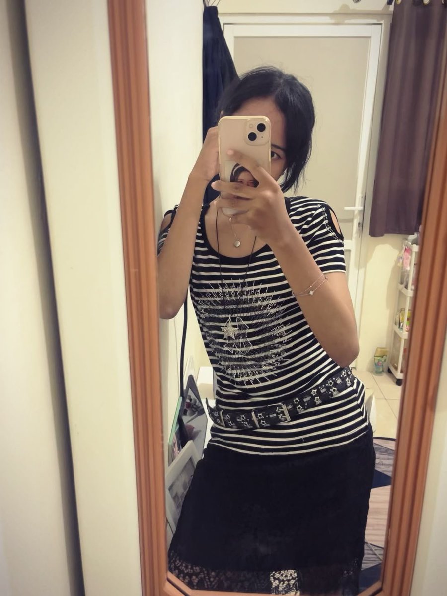 afiant11's tweet photo. aowkwk nge emo nich hasil thrifting https://t.co/QhlCeNzBlV
