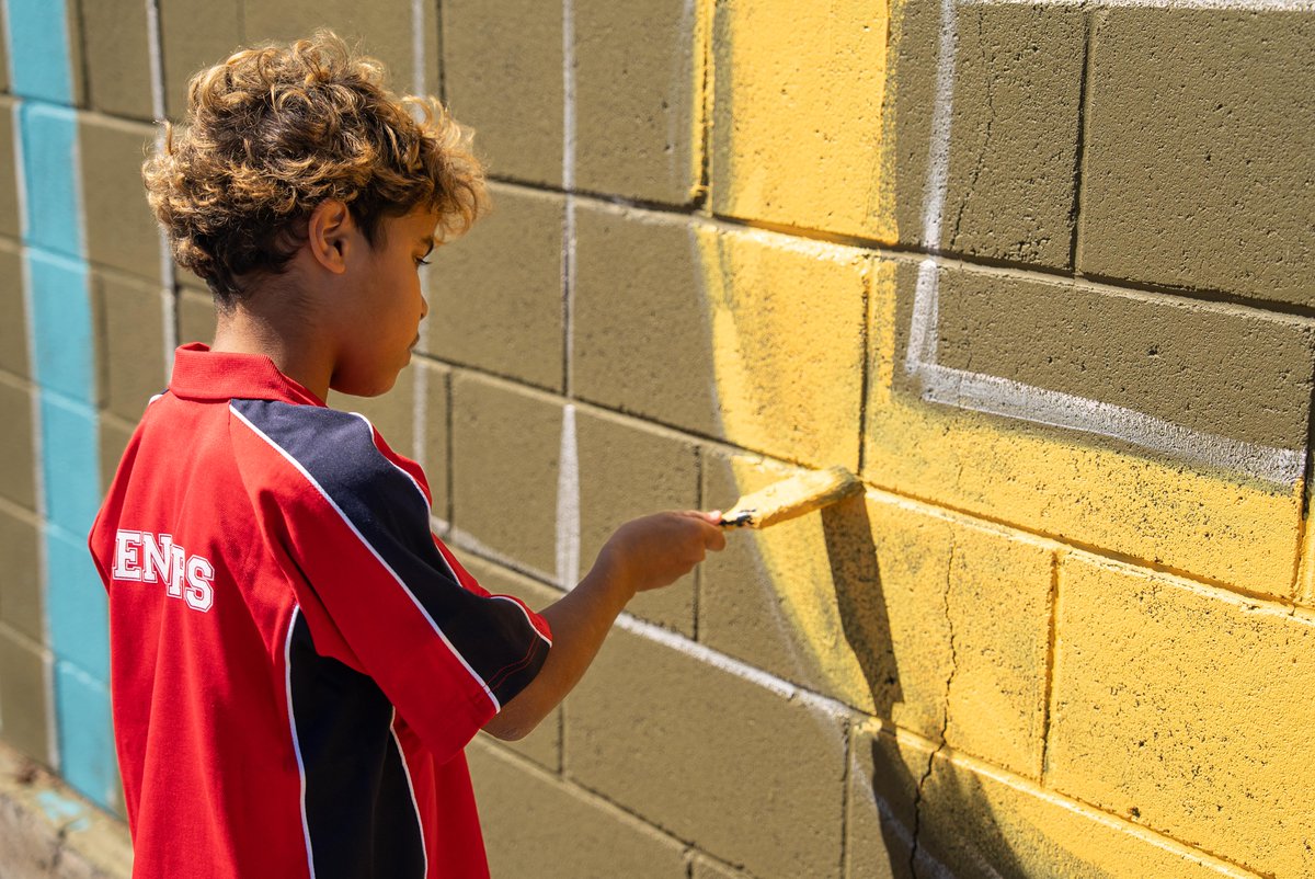 DFIT_SA's tweet photo. Rosewater Loop has been transformed into a vibrant greenspace for the community. 

Locals, volunteers and students from Pennington Primary School celebrated the revitalisation of the old rail corridor and worked to create a colourful mural, led by artist Ella Simpson. https://t.co/Uo5O8XWZBh