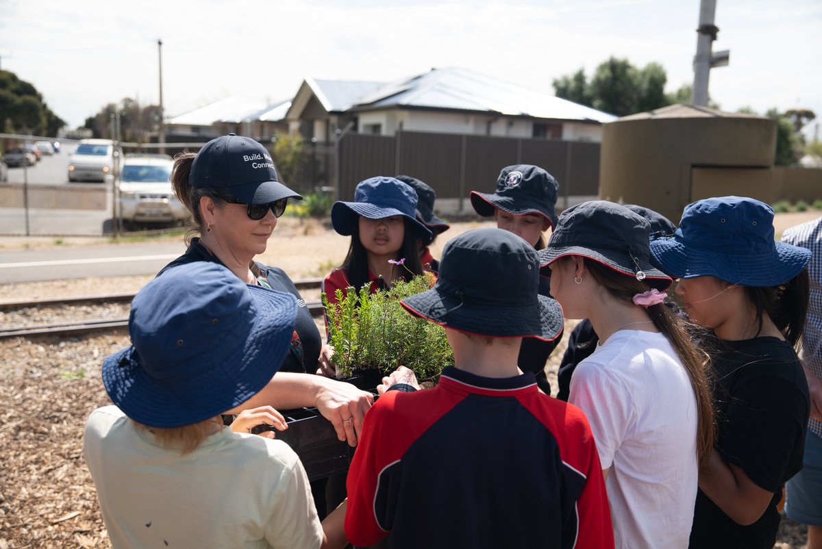 DFIT_SA's tweet photo. Rosewater Loop has been transformed into a vibrant greenspace for the community. 

Locals, volunteers and students from Pennington Primary School celebrated the revitalisation of the old rail corridor and worked to create a colourful mural, led by artist Ella Simpson. https://t.co/Uo5O8XWZBh