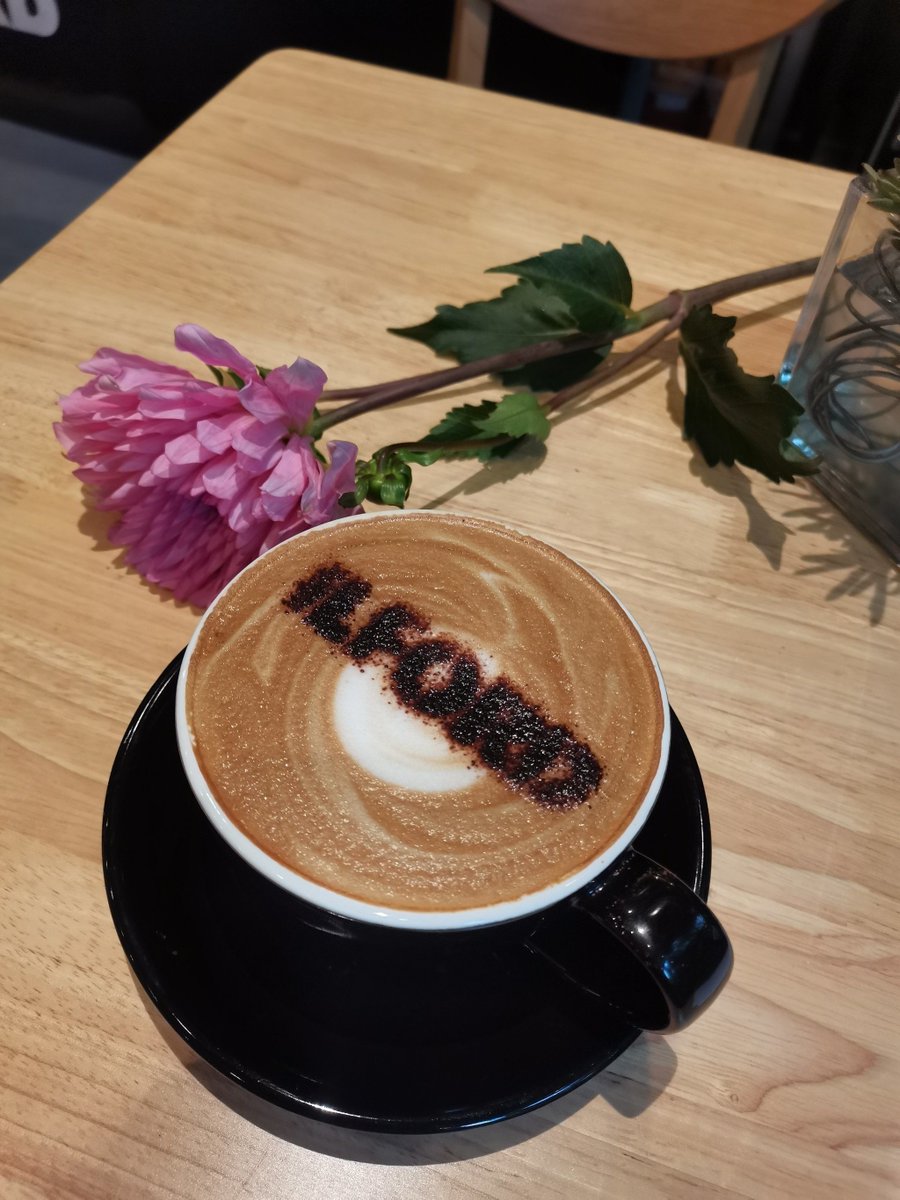 x9rtc's tweet photo. コーヒーを片手に、今日も吐き出すこと無く、心を静かにする。夯穆という名のカフェで、ほっと一息つく https://t.co/T1sd7igsHb