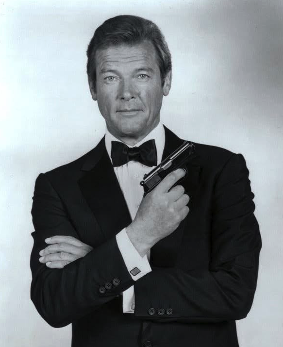 ankorinclan's tweet photo. Marc Haynes recordó una vez: «Cuando tenía siete años, en 1983, vi a Roger Moore sentado en el aeropuerto de Niza. Entusiasmado, le pedí a mi abuelo que fuéramos a pedirle un autógrafo. Mi abuelo, sin conocer a James Bond, le dijo simplemente: “Mi nieto dice que usted es famoso. ¿Puede firmar esto?”. Roger, con una amabilidad excepcional, me preguntó mi nombre y firmó con buenos deseos. Sin embargo, al volver a nuestros asientos, advertí que no decía “James Bond”. Regresamos y mi abuelo le comentó que había firmado con el nombre equivocado. Roger Moore me llamó, me miró y, en voz baja, me susurró: “Debo firmar como Roger Moore, porque si no, Blofeld podría encontrarme aquí”. Muchos años después, mientras trabajábamos juntos en una filmación para UNICEF, le conté la historia y, con su habitual encanto, me dijo: “No lo recuerdo, pero me alegra que hayas conocido a James Bond”. Luego, justo antes de marcharse, se acercó de nuevo, levantó una ceja y me dijo: “Claro que recuerdo nuestro encuentro en Niza… pero no podía decirlo, esos camarógrafos podrían estar trabajando para Blofeld”».
