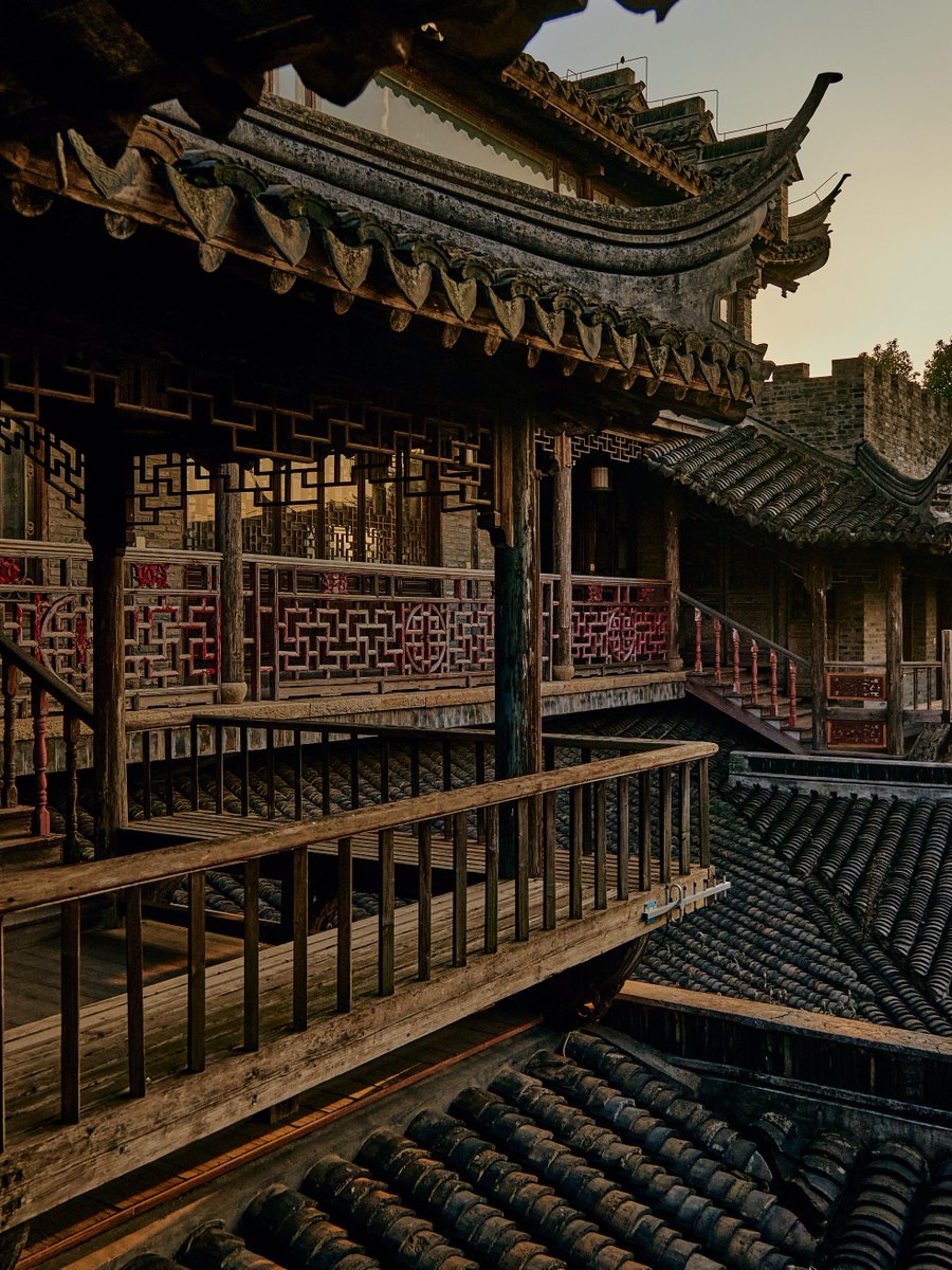 GoSongjiang's tweet photo. Huizhen House: a secret Jiangnan ancient architecture garden in #Shanghai. Rebuilt with pure tenon-and-mortise joinery, it houses #relics sourced from Jiangsu, Zhejiang and Anhui, including #historic residence components, plus a fine Ming & Qing furniture collection.

📍No. 120, Maolian Rd, #Songjiang District, Shanghai
⚠️Prior reservation mandatory
📸摄影师K先生