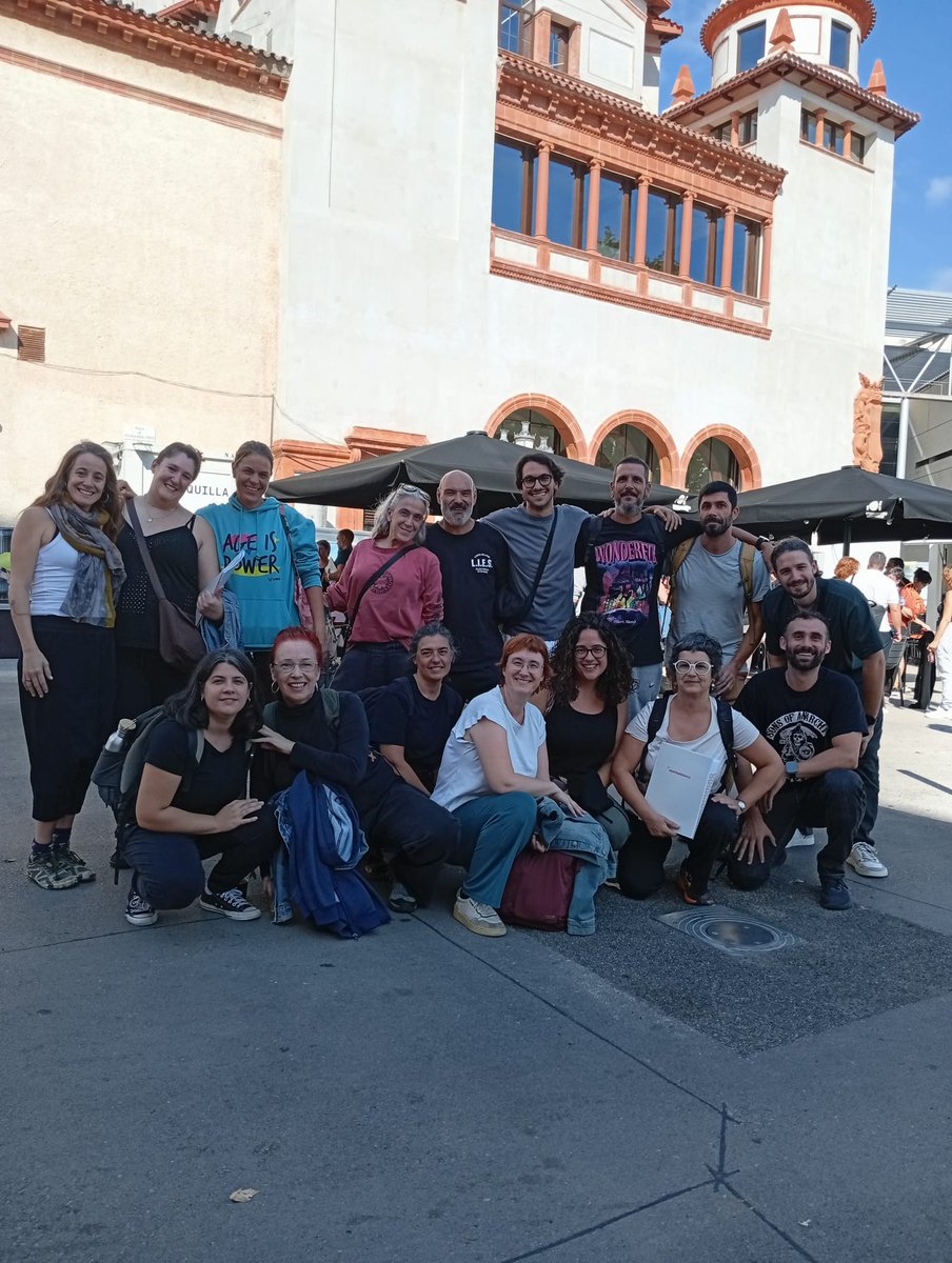 EscolesAC's tweet photo. Ahir, l'equip de Granollers del projecte de #Mapadeball, amb totes les formadores, mestres dels instituts i coordinadores van anar fins el @mercatflors a veure la presentació de l'edició d'enguany! 💐 https://t.co/HiXmLTTOir