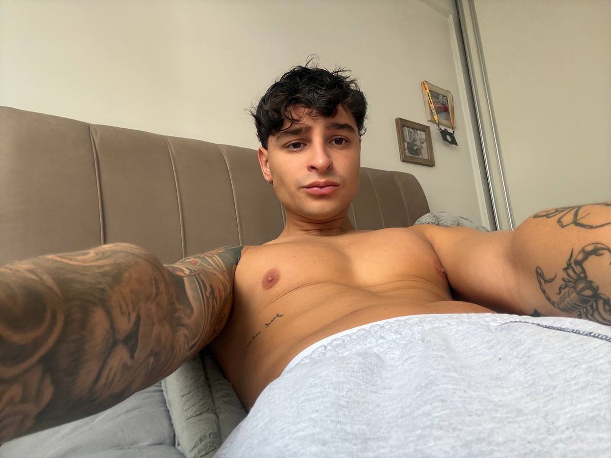 axelhotty's tweet photo. lay with me, link in my bio https://t.co/aPPZCASdGq