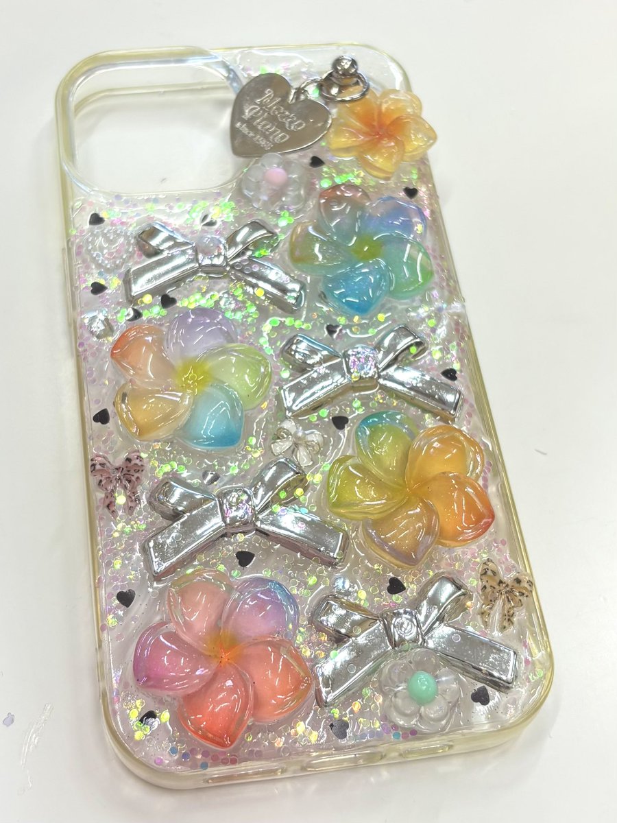 mo_74e's tweet photo. 小2にレジンでデコって貰った❕❕
たからもの増えたᴗ  ̫ ᴗ https://t.co/7HYheF6J5u