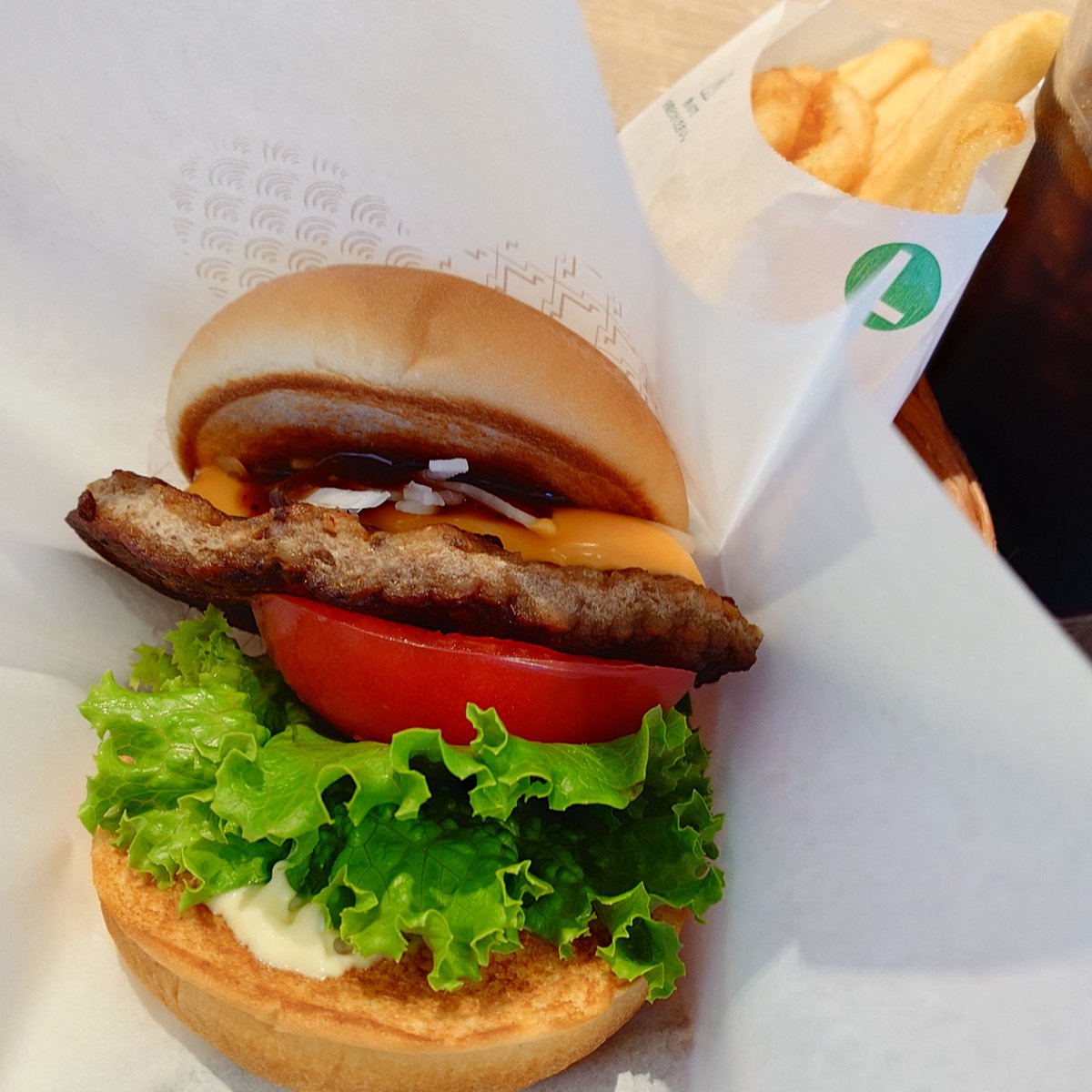 isolamadre's tweet photo. 今日のモスバーガー🍔
#とびきりチーズ北海道チーズ https://t.co/GjceDZVoDv