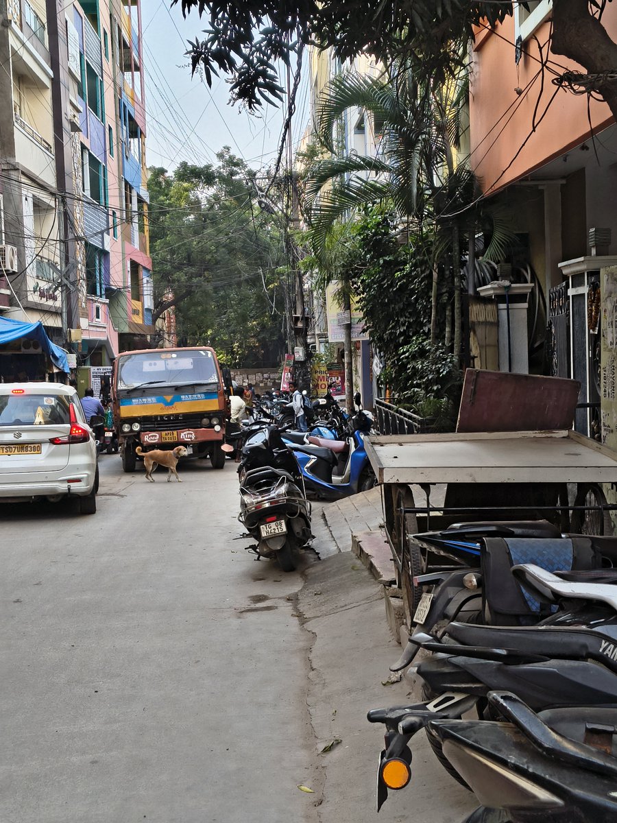 VinayKumar20_05's tweet photo. @cyberabadpolice @CYBTRAFFIC @hydcitypolice @CPHydCity @HYDTP @SajjanarVC_IPS 
This is everyday chaos. Parking on roads. No proper parking facilities for PGs in our area. 

Please take necessary action sir.

Location:
Amar Sai boys hostel. Sai Nagar. Ayyappa Society. https://t.co/J3ThQq8PxW
