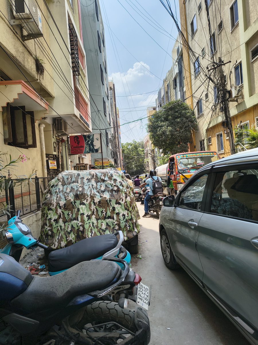 VinayKumar20_05's tweet photo. @cyberabadpolice @CYBTRAFFIC @hydcitypolice @CPHydCity @HYDTP @SajjanarVC_IPS 
This is everyday chaos. Parking on roads. No proper parking facilities for PGs in our area. 

Please take necessary action sir.

Location:
Amar Sai boys hostel. Sai Nagar. Ayyappa Society. https://t.co/J3ThQq8PxW