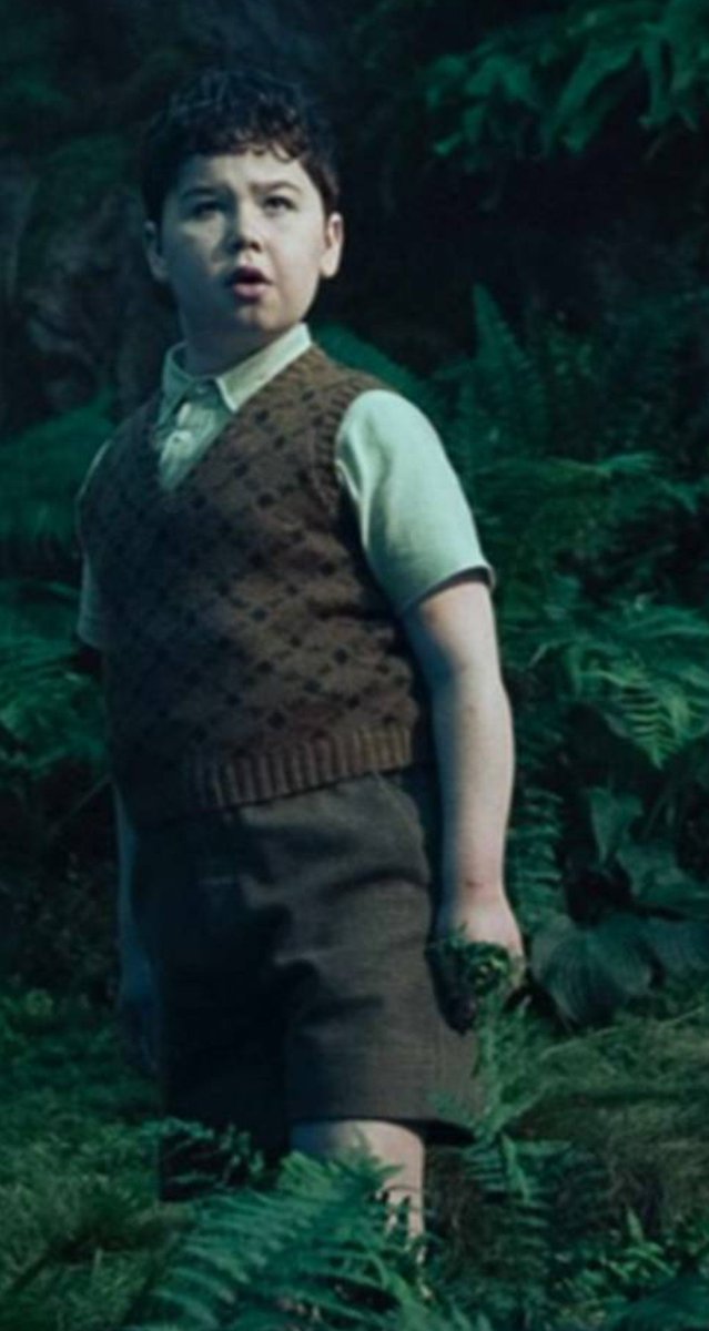 CenayangFilm's tweet photo. Kalau ada yang bingung lho kemana Pevensie bersaudara? Well, untuk versi ini memang mengambil urutan timeline dari terciptanya Narnia.

Magician's Nephew ini ceritanya puluhan tahun sebelum Pevensie bersaudara lahir. Kalau di film yang 2005 ada kakek2 ini, nah ini cerita dia pas masih bocah. Namanya Digory Kirke. Pas di timeline The Lion, the Witch, and the Wardrobe itu dia uda jadi profesor. Begitu.