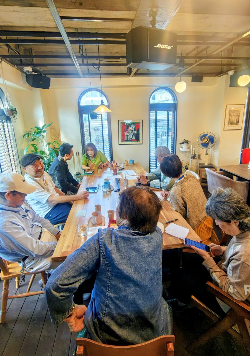 kekencha's tweet photo. 地域の高齢者にスマホの使い方を教えるボランティア「南口パーラースマホ塾」を今月も開催しました。
わたくしからは「手の震えでタッチが出来ない方はムリせずガラケーに回帰しましょう」と助言をさせていただきました。 https://t.co/uuCA9gBsdr