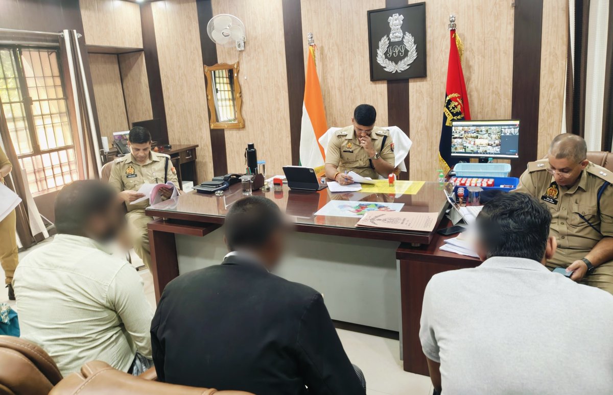 gondapolice's tweet photo. पुलिस अधीक्षक गोण्डा श्री अभिषेक द्वारा पुलिस कार्यालय में जनसुनवाई की गई। 
इस दौरान प्राप्त प्रार्थना पत्रों/शिकायतों का गंभीरता से परीक्षण करते हुए त्वरित एवं प्रभावी कार्यवाही सुनिश्चित करने हेतु संबंधित अधिकारियों को आवश्यक दिशा-निर्देश प्रदान किए गए। https://t.co/rerUS8KgBO