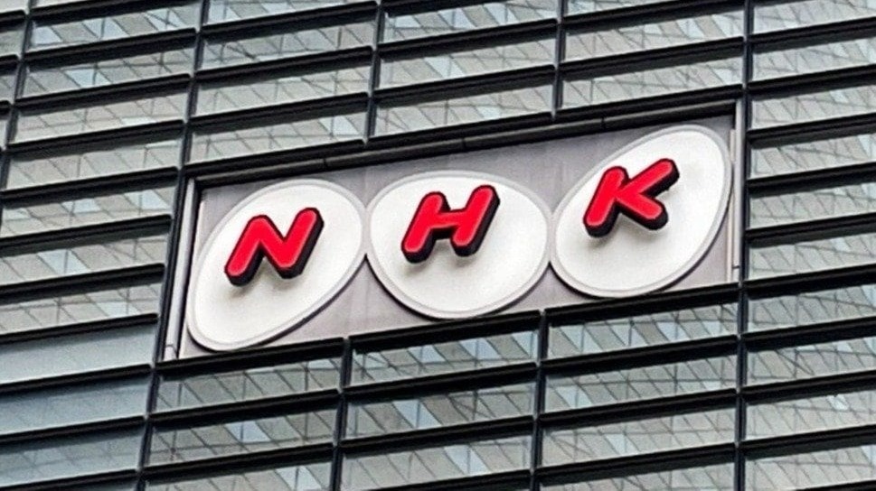shueisha_online's tweet photo. 〈NHK受信料に異変〉「訪問営業」が大都市圏で再拡大…スマホでも契約対象に？ 未払いには強制執行も