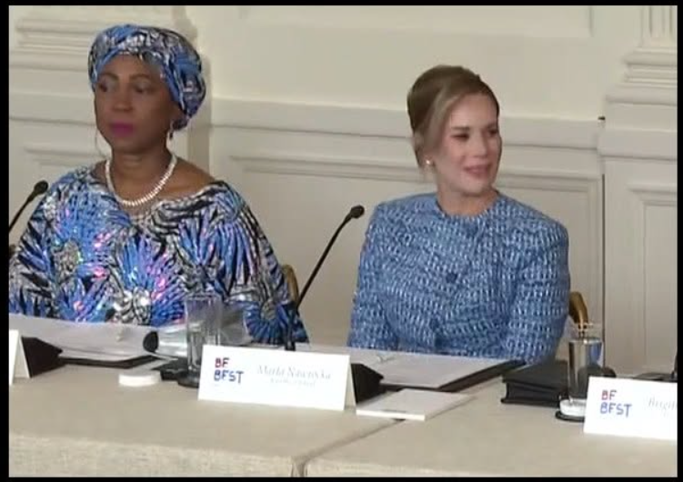 _DiabelStockton's tweet photo. Szczyt głupoty i śmieszności.

Marta Nawrocka z domu Smoleń, w wygłoszonych kilku zdaniach na organizowanym przez Melanię Trump szczycie w Waszyngtonie, martwiła się o bezpieczeństwo dzieci w internecie.

Jej mąż, domniemany prezydent Karol Nawrocki, w styczniu 2026 roku, zawetował ustawę o usługach cyfrowych DSA (Digital Services Act), która miała na celu ochronę użytkowników przed nielegalnymi treściami, dezinformacją, rosyjską propagandą oraz walkę z pedofilią.