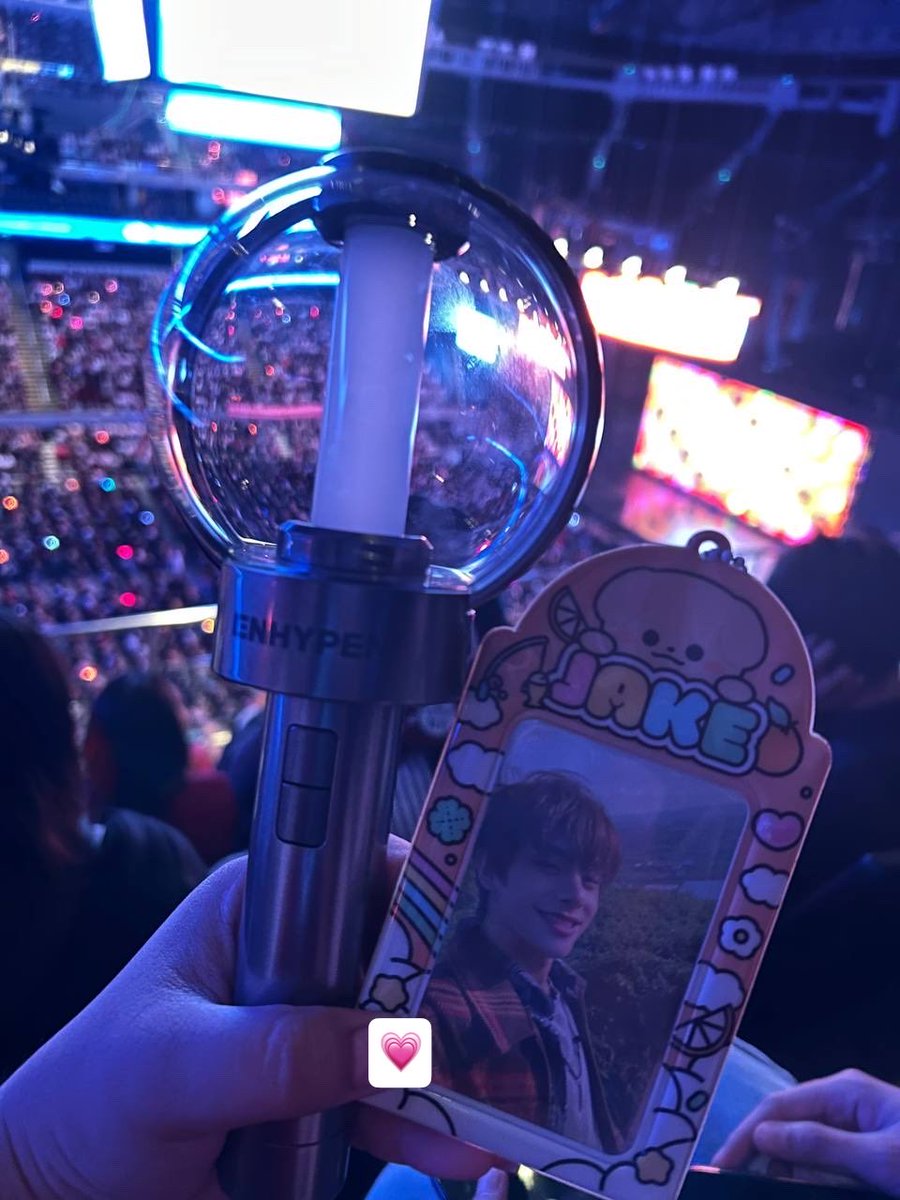 pamjakee's tweet photo. i know it’s a bit late but, it’s good to finally be back home after two years 🫶🏻🥺 thank you @ENHYPEN_members for always giving me something to look forward to 🥺 I’ll see you again soon !!!! 🫶🏻🧎‍♀️🙏 https://t.co/61aPznVhFC