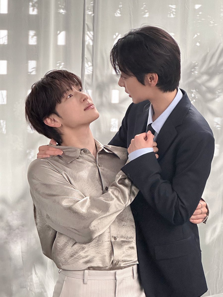 KodhitHD's tweet photo. 19 ตุลานี้ สาววายสมองไหลแล้ว 555555 😳❤️

รอ อิมชีวาน และ ซอลอินอา ในซีรีส์ Love in Disguise ซีรีส์เกาหลีโรแมนติกสืบสวน เรื่องราวของ คังแจฮี (#ซอลอินอา) อดีตเจ้าหน้าที่หน่วยรบพิเศษที่ผันตัวมาเป็นตำรวจสายสืบ และปลอมตัวเป็นผู้ชายเพื่อแฝงตัวเข้าไปเป็นบอดี้การ์ดส่วนตัวของ ยุนอีจุน (#อิมชีวาน) ทายาทแชโบลผู้เย็นชา ซึ่งตกเป็นผู้ต้องสงสัยในคดีฆาตกรรม

แต่ยิ่งใกล้ชิดกัน อีจุนกลับเริ่มหวั่นไหวกับบอดี้การ์ดที่ตัวเองเข้าใจว่าเป็นผู้ชาย จนเริ่มตั้งคำถามกับความรู้สึกของตัวเอง ก่อนที่ความลับของแจฮีจะถูกเปิดเผย!

.
#LoveInDisguise #ImSiwan #SeolInAh