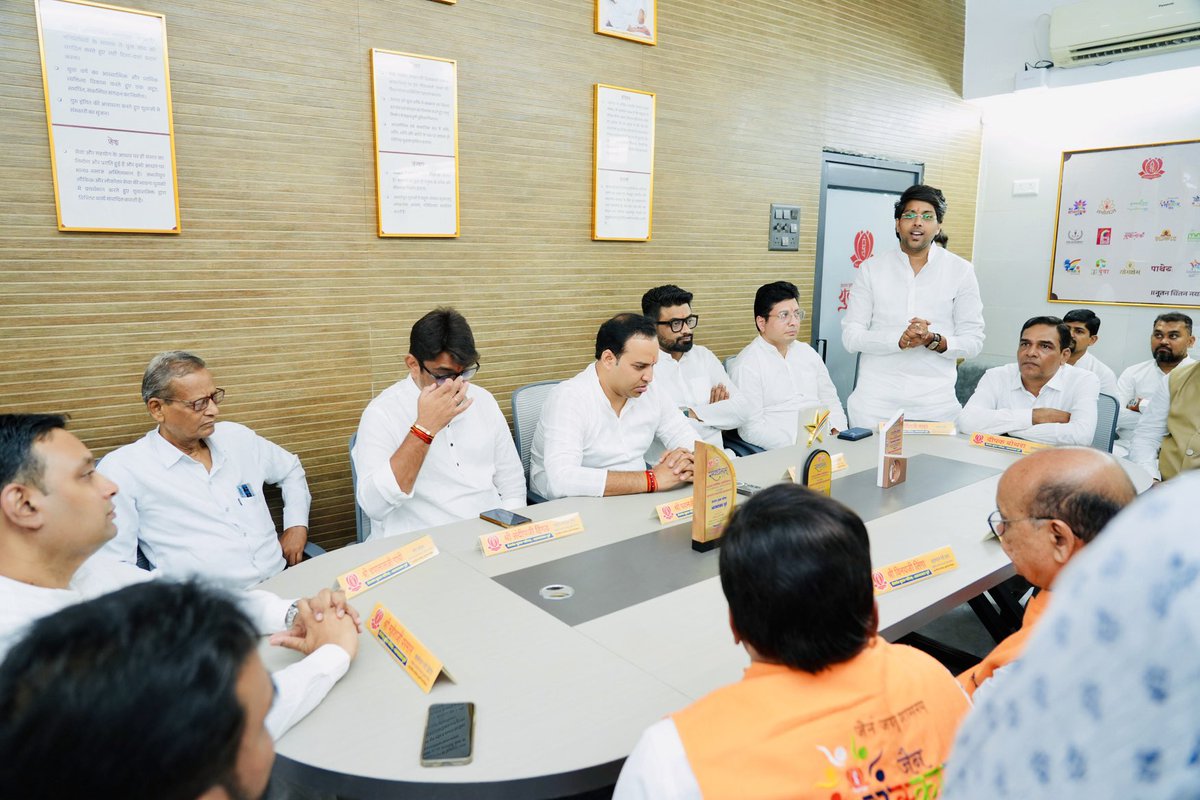 ArpitNahar_'s tweet photo. Seva • Sanskar • Sangathan 🙏

Honoured to attend the inauguration of YUVALOK by TYP East Ahmedabad as Parishad Prabhari, in the gracious presence of ABTYP National President Shri Pawan Ji Mandot and national office bearers.

#ABTYP #Terapanth #Yuvalok #arpitnahar https://t.co/VMVFRGuI0q