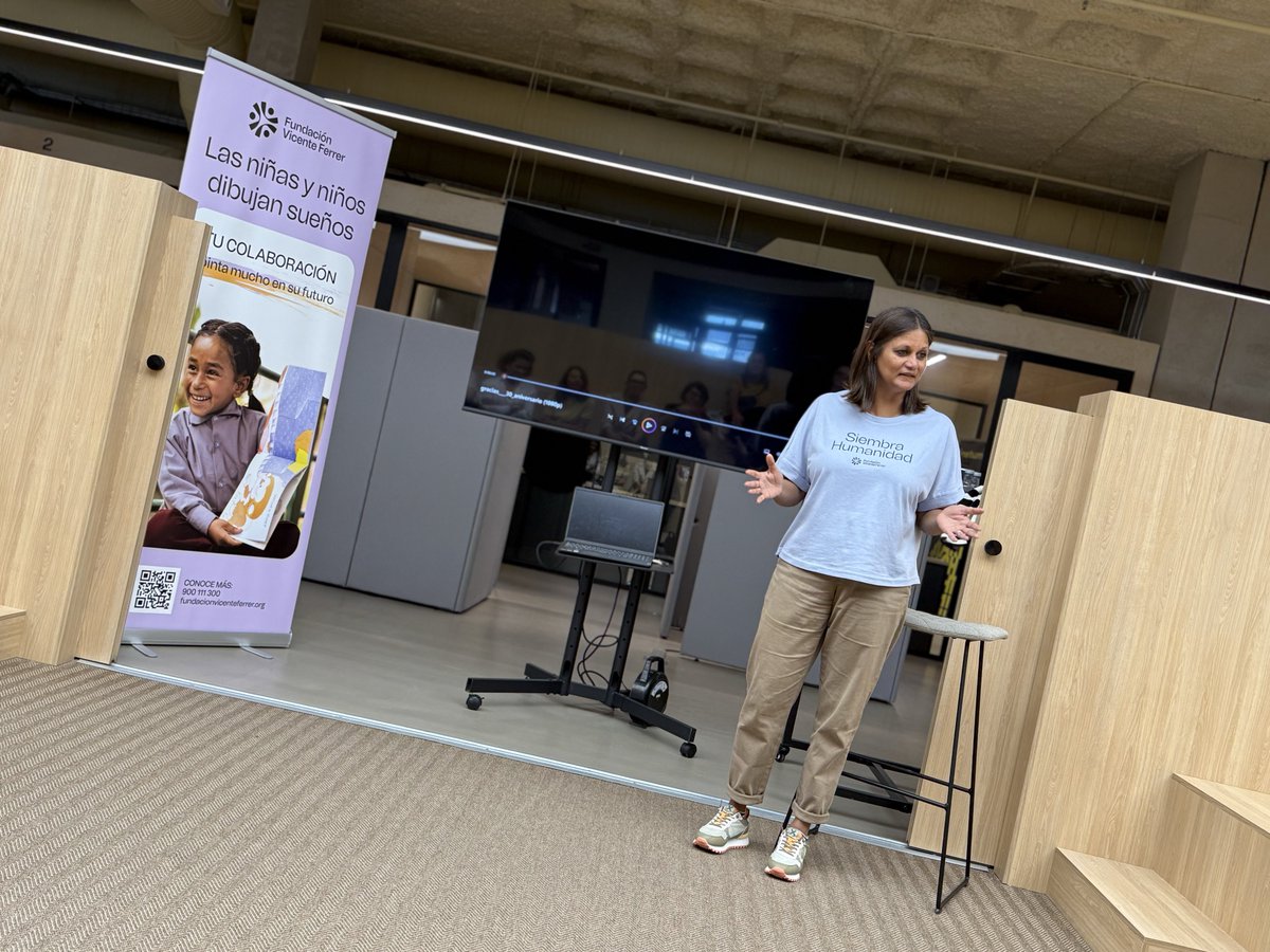 eres_mui's tweet photo. Hoy dedicamos un rato de nuestra jornada laboral a escuchar a @shomanandini de @fvicenteferrer en Hi Coruña y ha sido todo un chute de esperanza escuchar a esta mujer que habla con pasión de los proyectos gracias a los que ella y otras niñas como ella se han podido abrir https://t.co/OsA5igbV2B