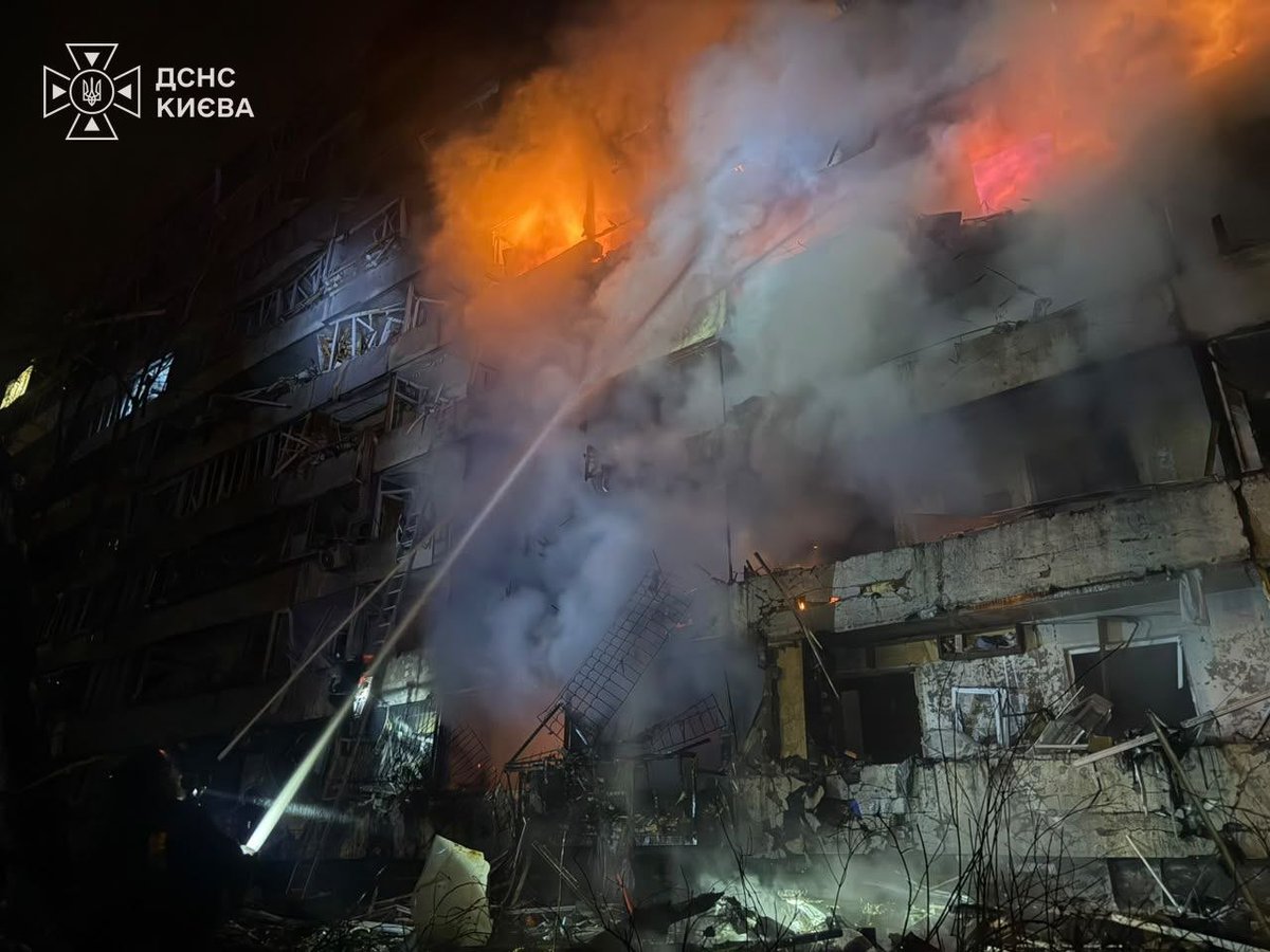 TransparencyUA's tweet photo. 🇷🇺 Russia launched 39 ballistic missiles and over 120 drones overnight, targeting energy and critical infrastructure in Kyiv, the surrounding region and Kharkiv.

❗️The strikes damaged 26 energy facilities, leaving at least 600,000 people without electricity. https://t.co/Aa1BrPHNgP