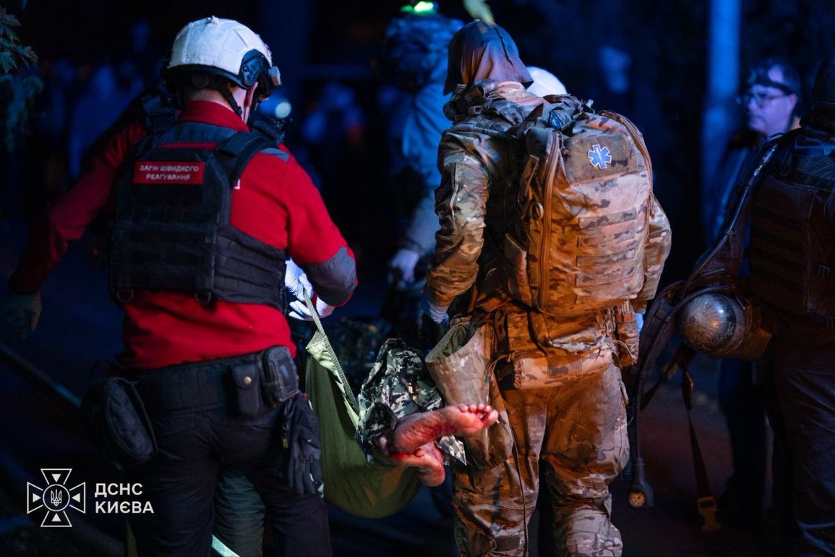TransparencyUA's tweet photo. 🇷🇺 Russia launched 39 ballistic missiles and over 120 drones overnight, targeting energy and critical infrastructure in Kyiv, the surrounding region and Kharkiv.

❗️The strikes damaged 26 energy facilities, leaving at least 600,000 people without electricity. https://t.co/Aa1BrPHNgP