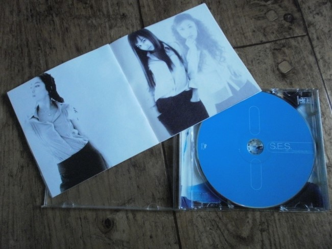 gwenateez's tweet photo. cover album S.E.S ini pernah heboh pas tahun 2002. Soalnya masa itu cover albumnya tapi ga ada muka si artis. Isi albumnya juga moders pagenya tuh transparan jd pas dibolak balik masih keliatan shadow member lain https://t.co/Enq9OYqMH5