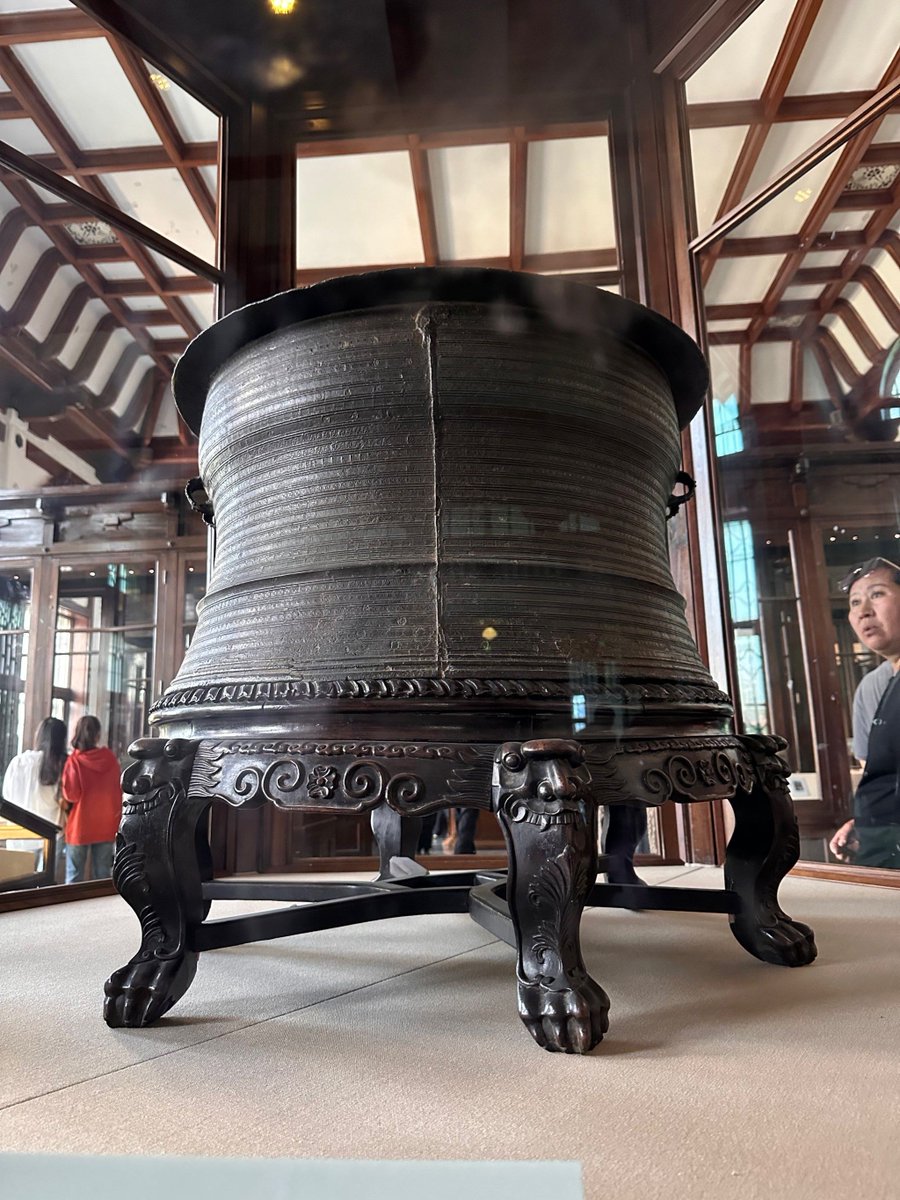 bretwldus's tweet photo. バナジウム鋼製の扇型オブジェが狄（ディ）の空間に静かに佇んでいる。 https://t.co/epoDHipI60