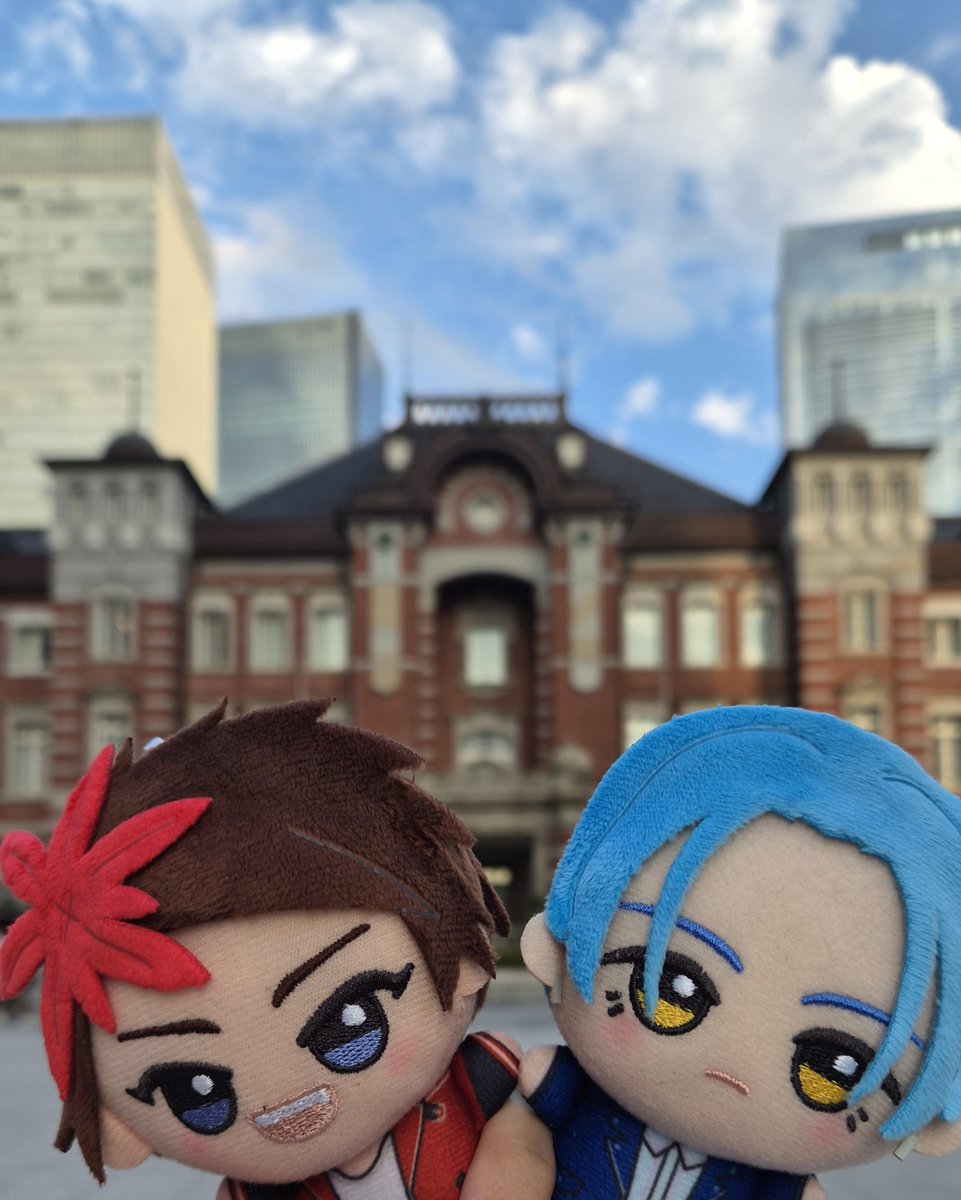 Barus96204887's tweet photo. 🍁🪁と丸の内駅前広場 https://t.co/kax53ssox7