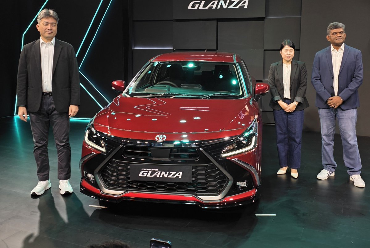 autocarindiamag's tweet photo. The facelifted @Toyota_India Glanza has been launched at Rs 6.99 lakh (ex-showroom) for the base E trim. The top-spec V(O) trim starts at Rs 10.49 lakh (ex-showroom). https://t.co/yzZJnaxbM2